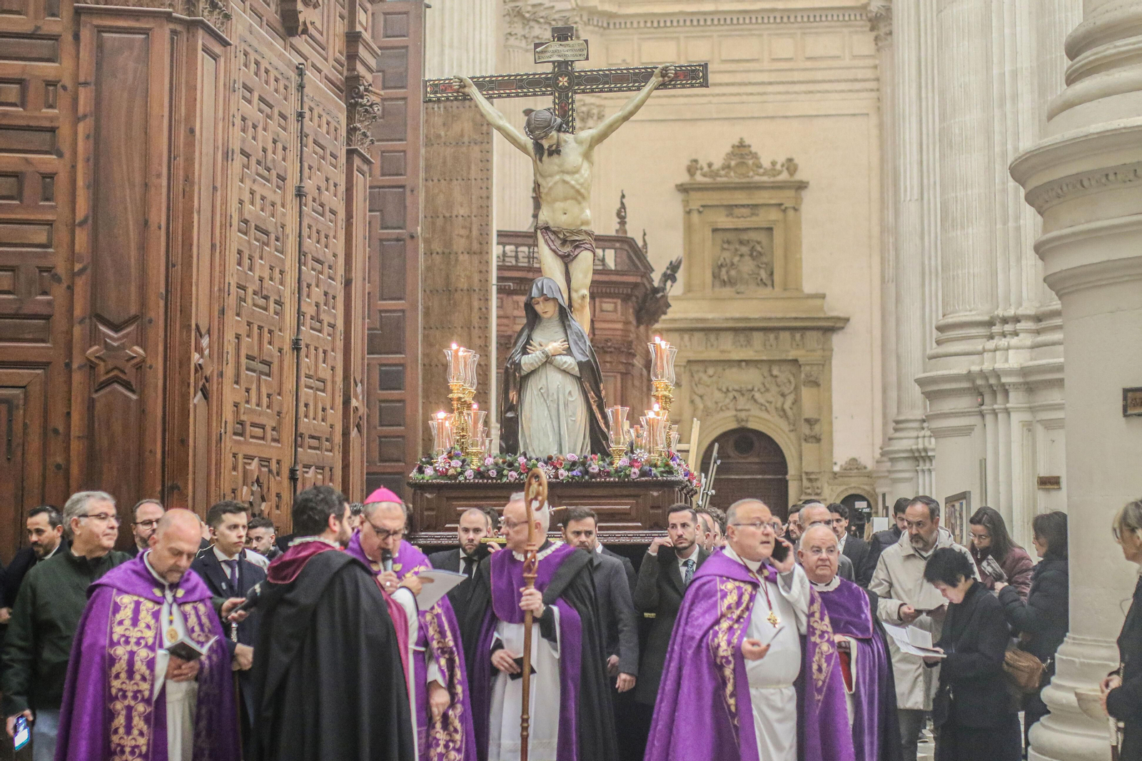 Fotogalería | El vía crucis de las cofradías de Granada en imágenes