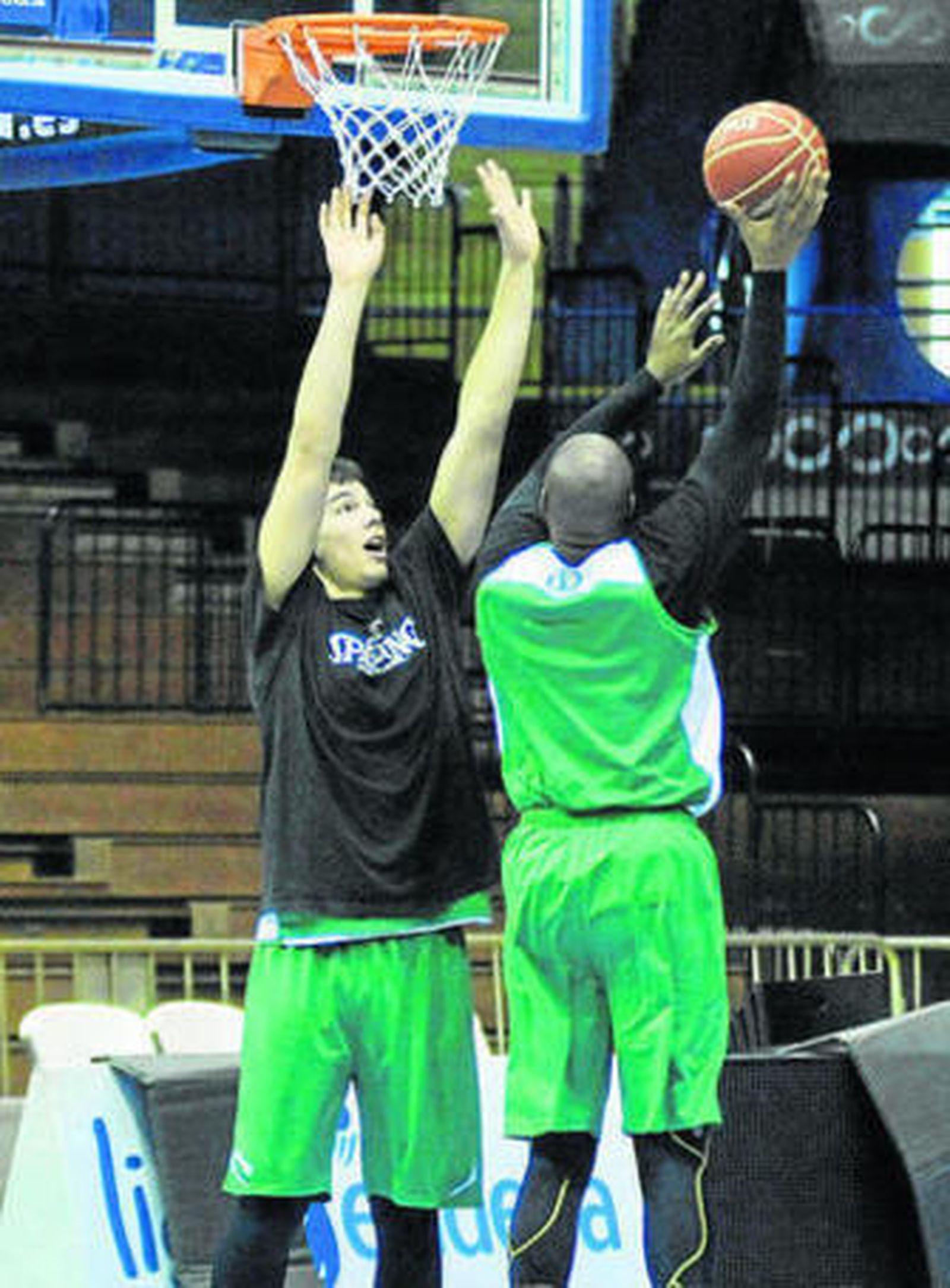 Willy Hernangómez intenta evitar la canasta en un entrenamiento.