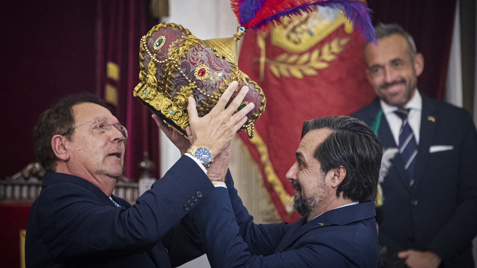 Las imágenes del traspaso de coronas de SM los Reyes Magos de Cádiz