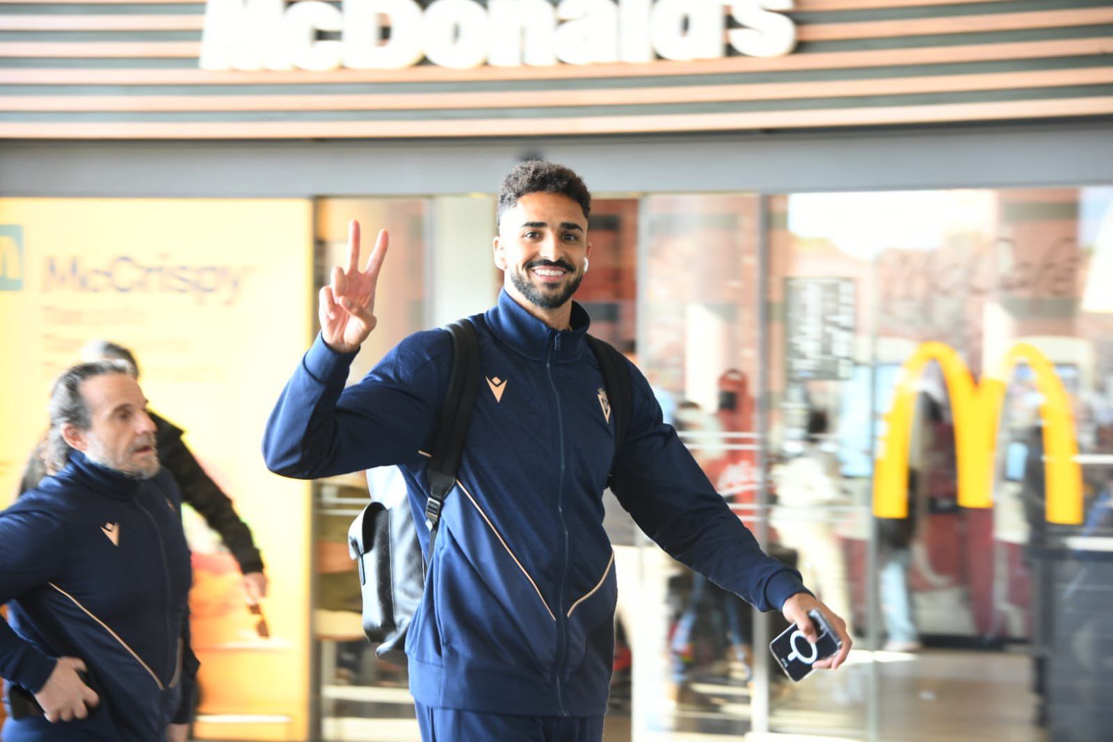 Chris Ramos hace el gesto de victoria durante el viaje de la expedición cadista a Zaragoza.