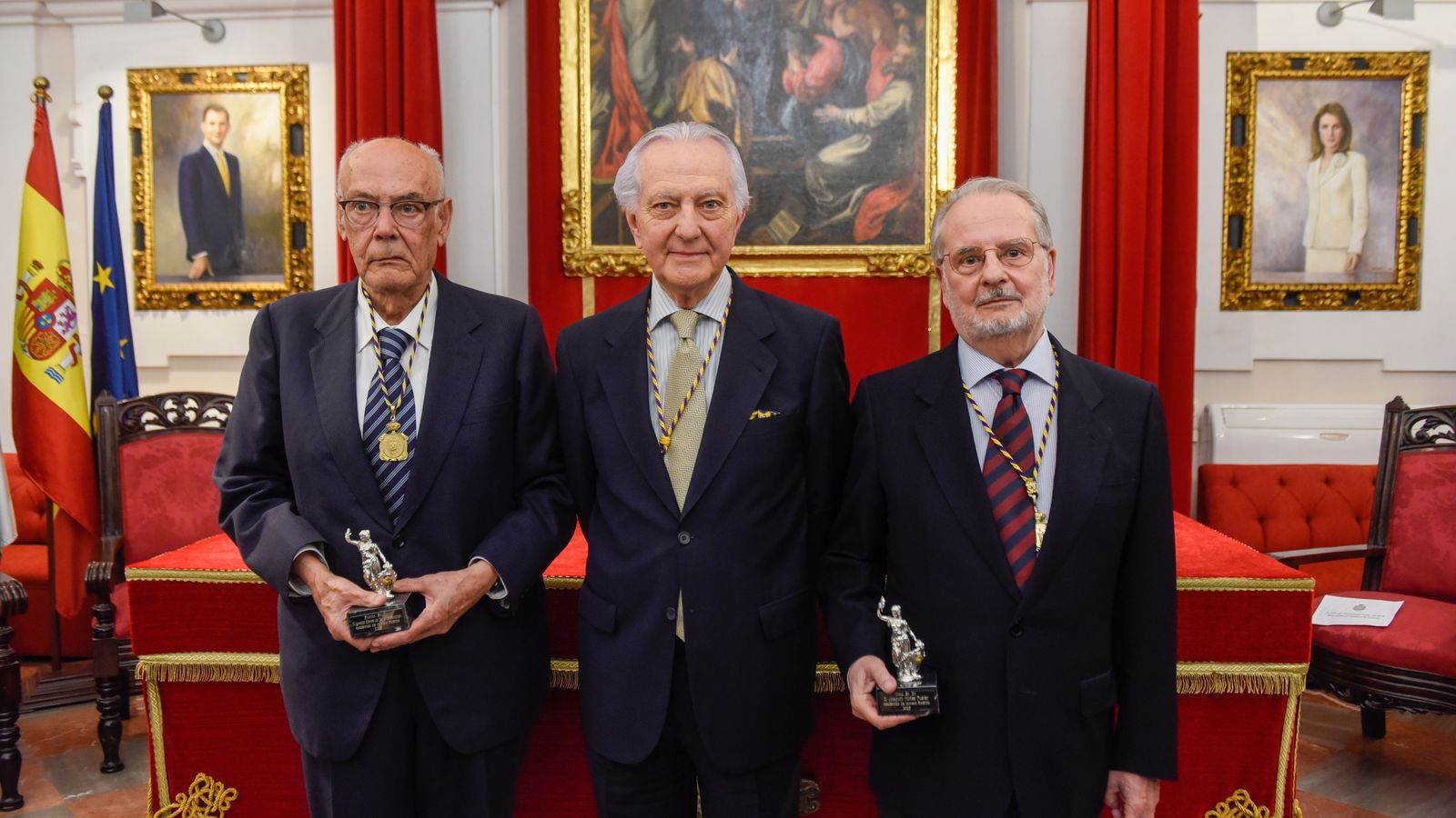 El presidente de la Academia, Carlos A. Infantes Alcón, con los Académicos de Número Emérito, Ignacio Gómez de Terreros y Joaquín Núñez Fúster.