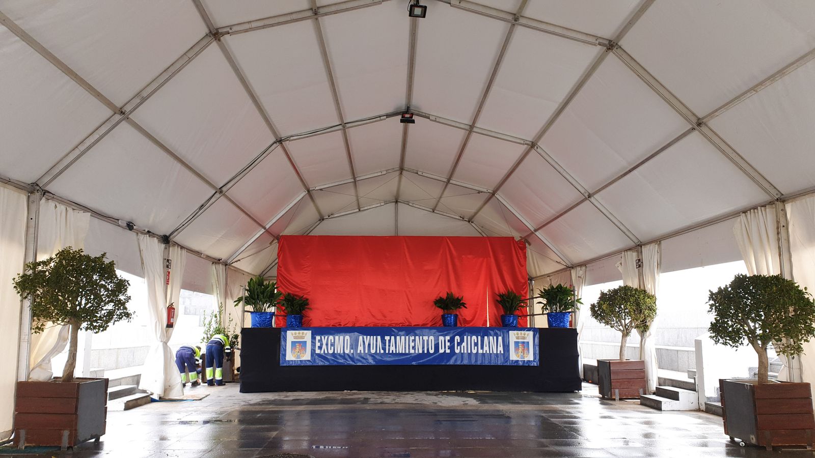 Preparativos en la carpa de la Alameda del Río donde se desarrollarán actos carnavalescos este fin de semana.