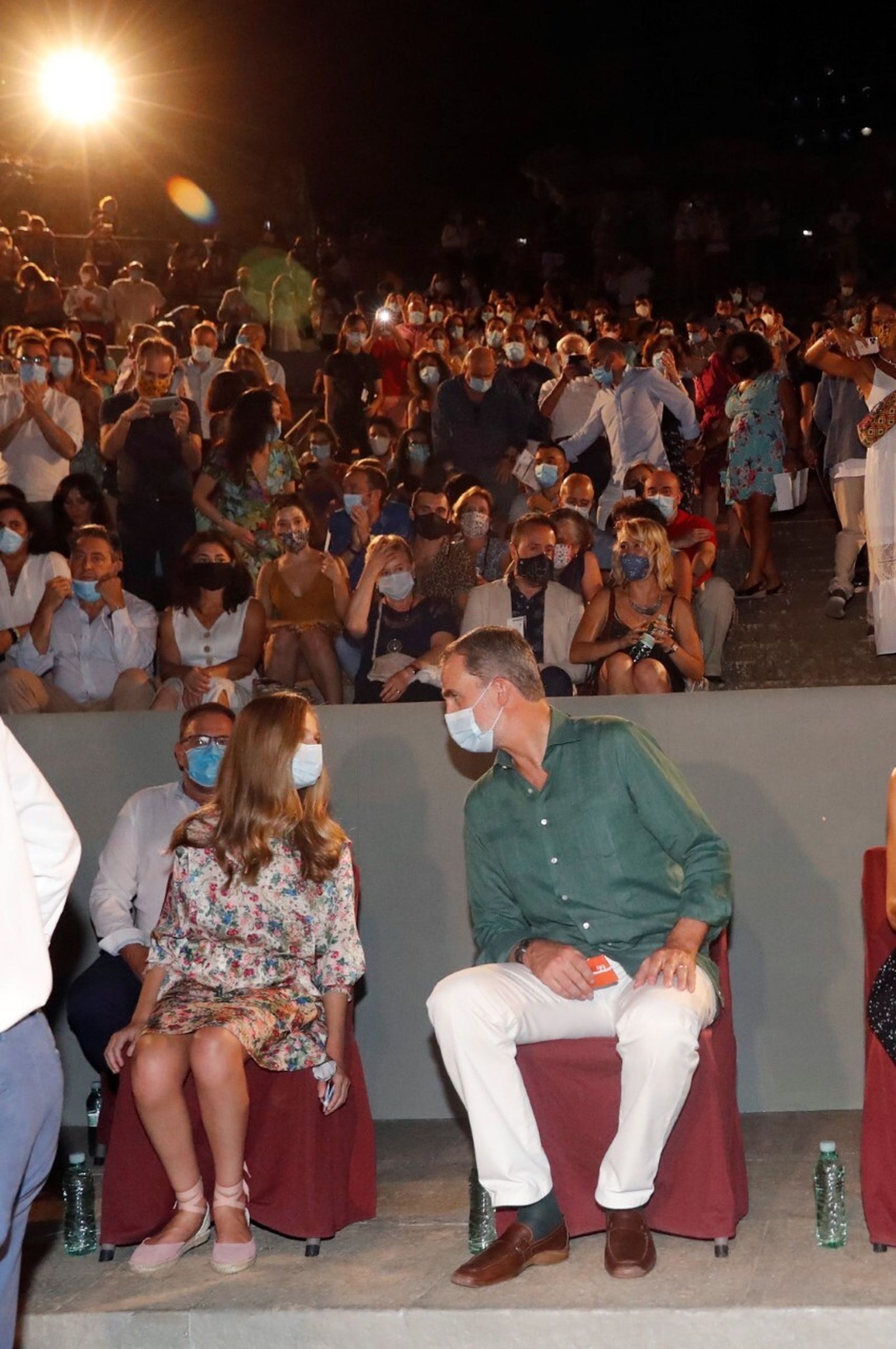 La princesa habla con el monarca en el Teatro Romano