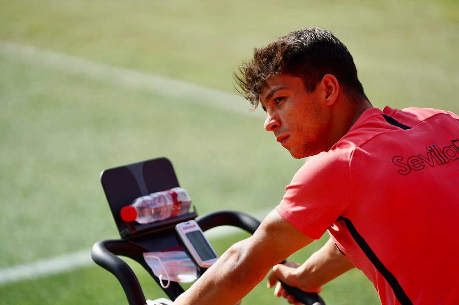 Óliver Torres, en una bicicleta estática.