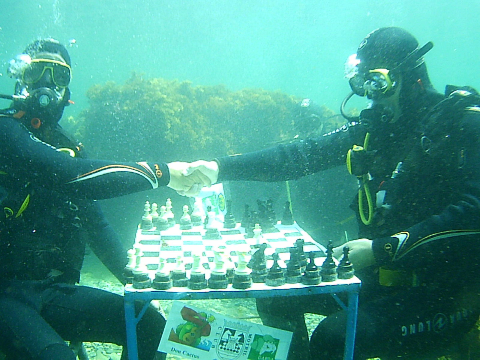 Las imágenes de la partida submarina de ajedrez en Carchuna