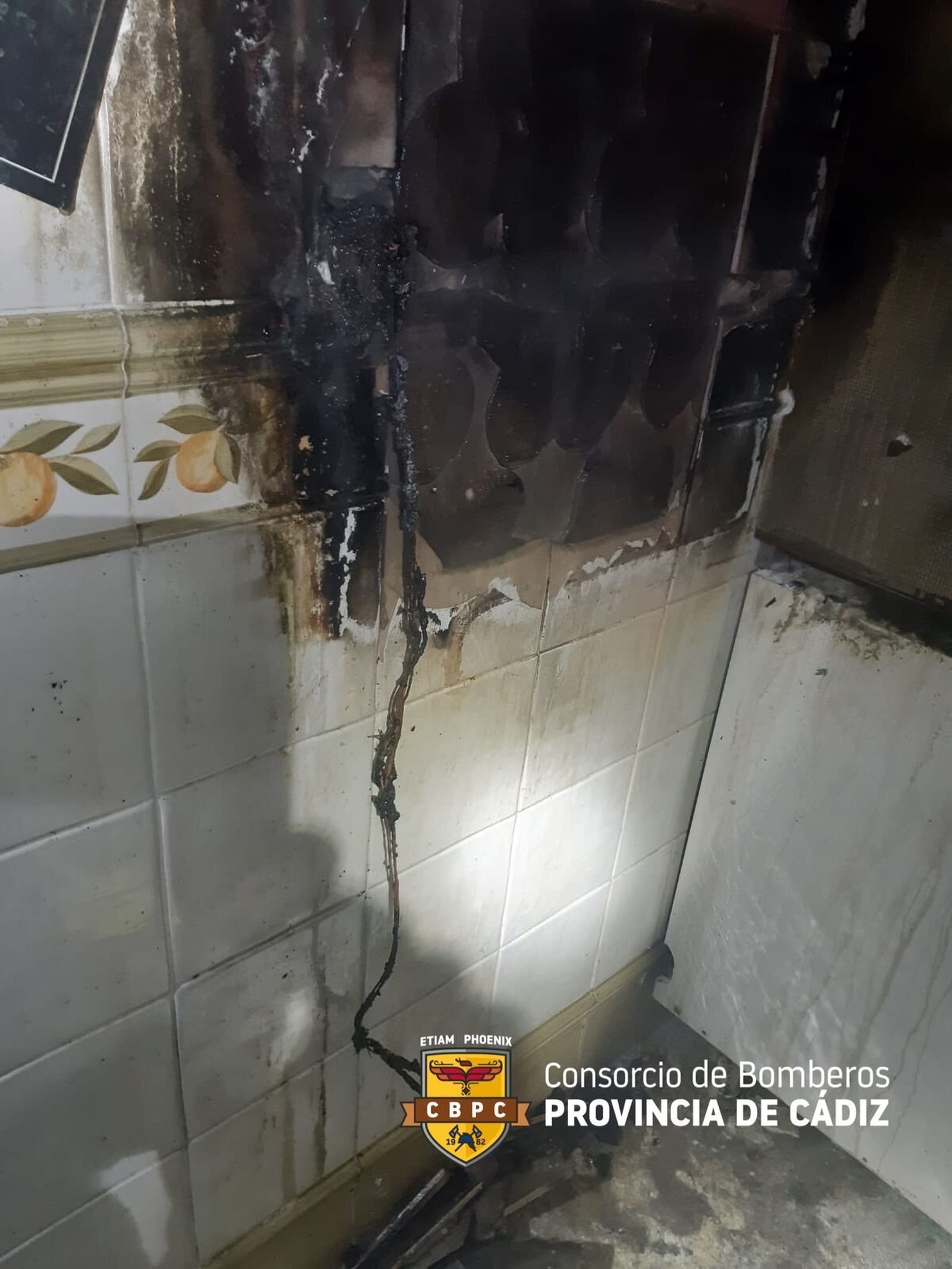 Aspecto de una parte de la cocina de la vivienda incendiada en San Fernando.