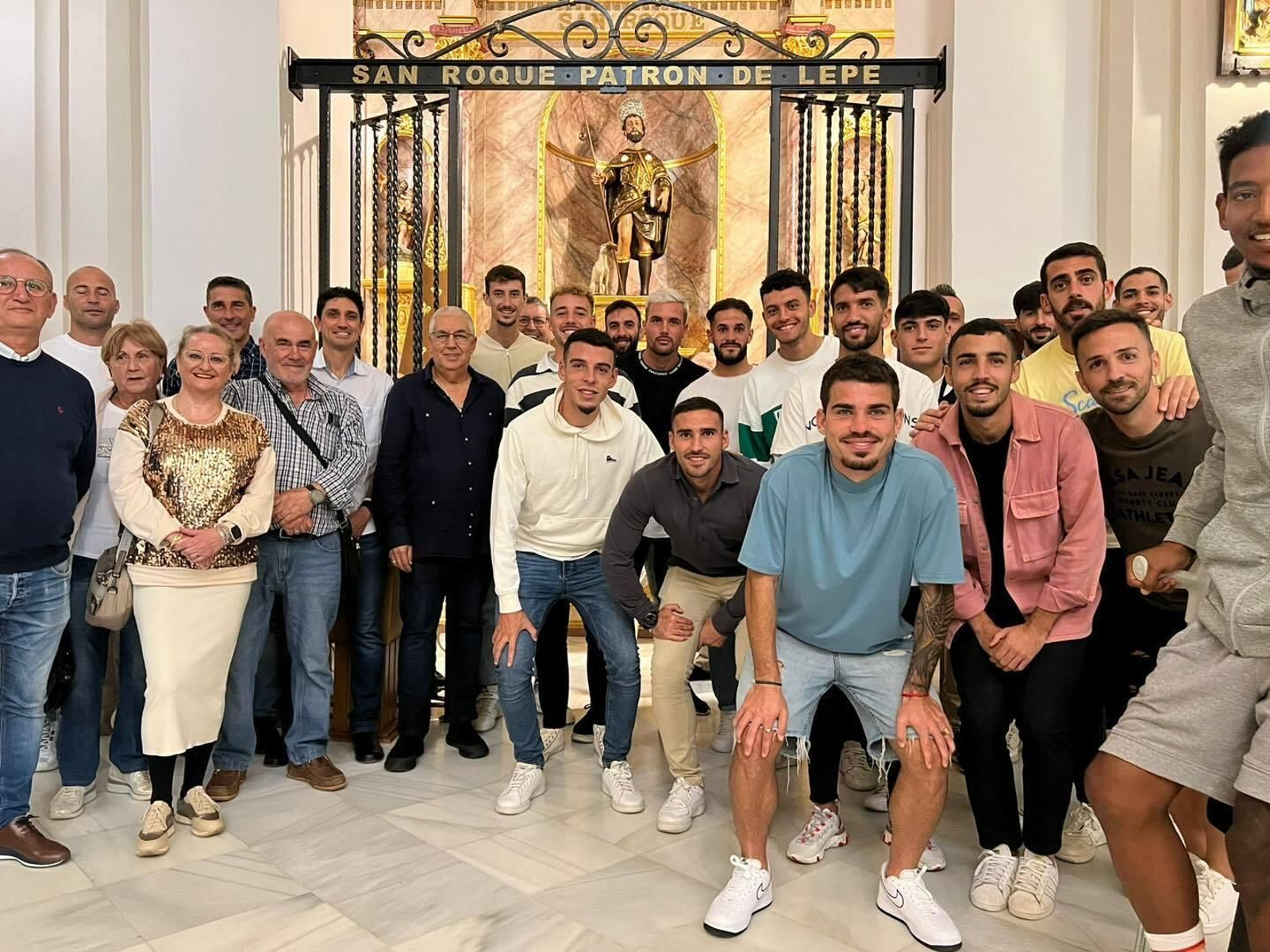 La plantilla, en la ofrenda flores a San Roque, patrón de Lepe