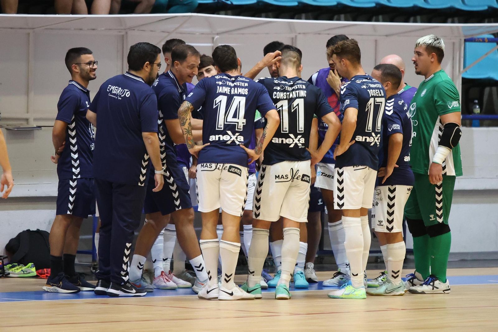 Isco Torres conversa con sus jugadores en un tiempo muerto en el Ruiz-Mateos.