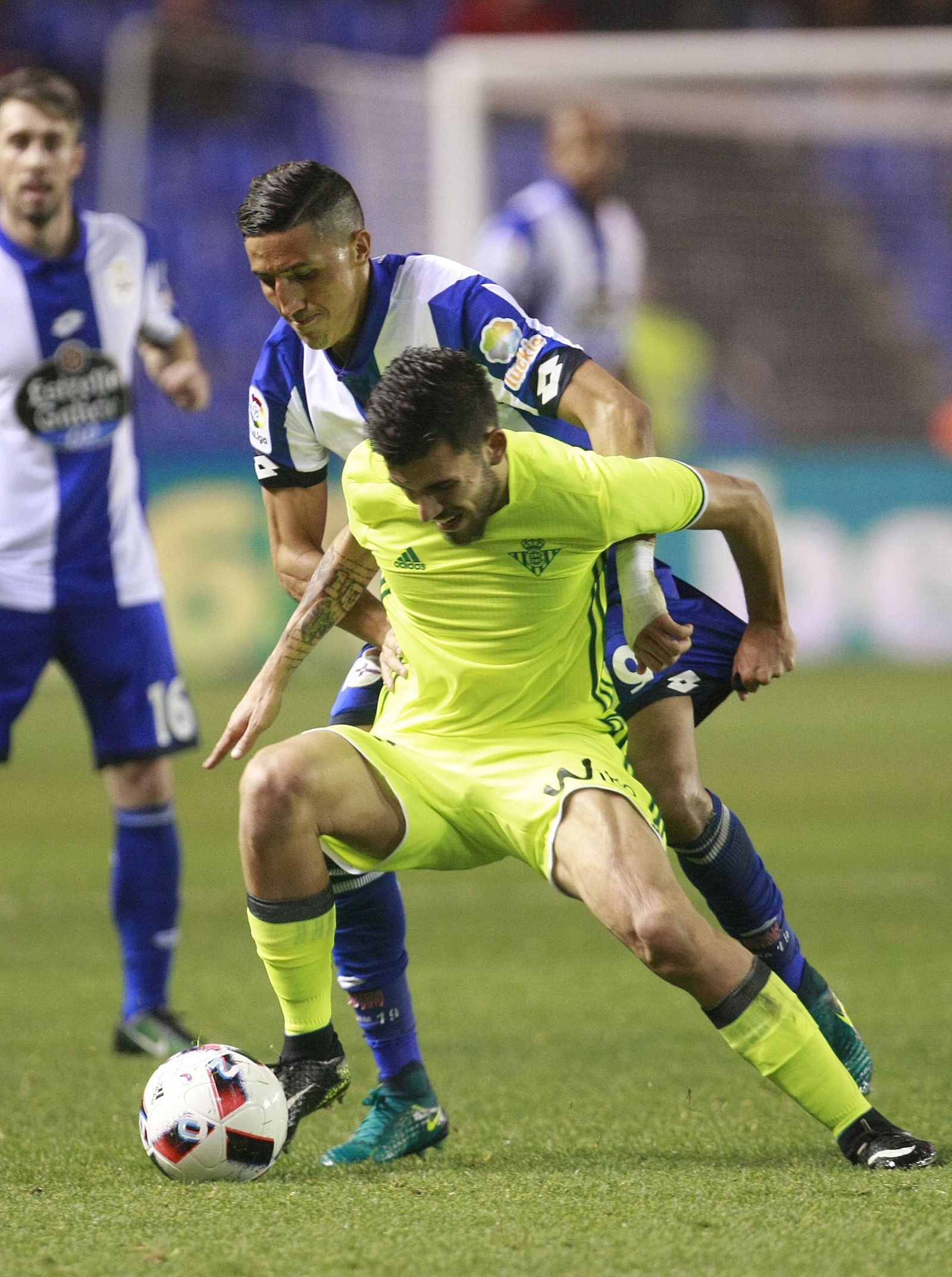 Fajr y Dani Ceballos pugnan por el balón.