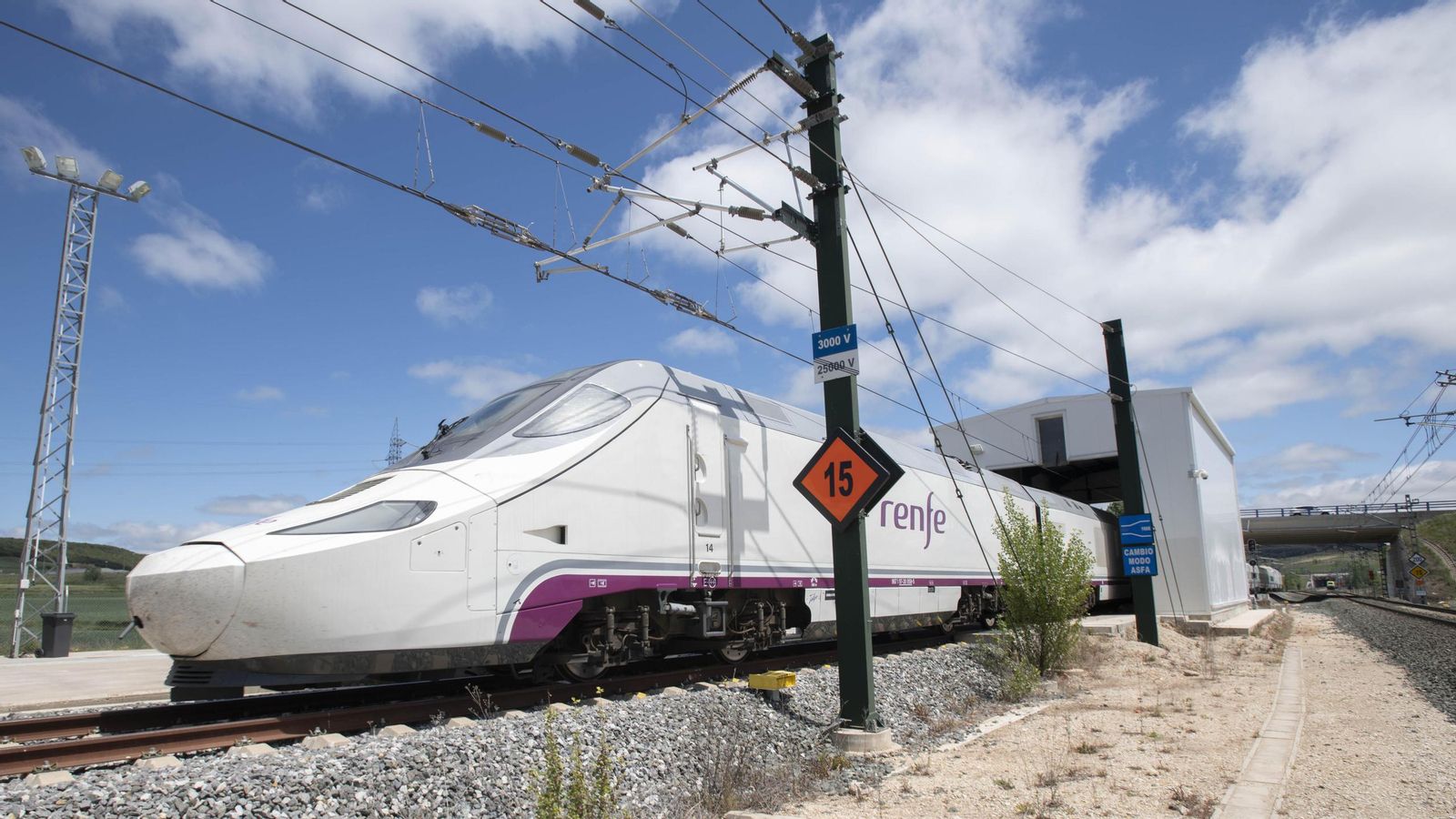 Renfe pone en servicio el Alvia 'S-730' en la línea Algeciras-Madrid.