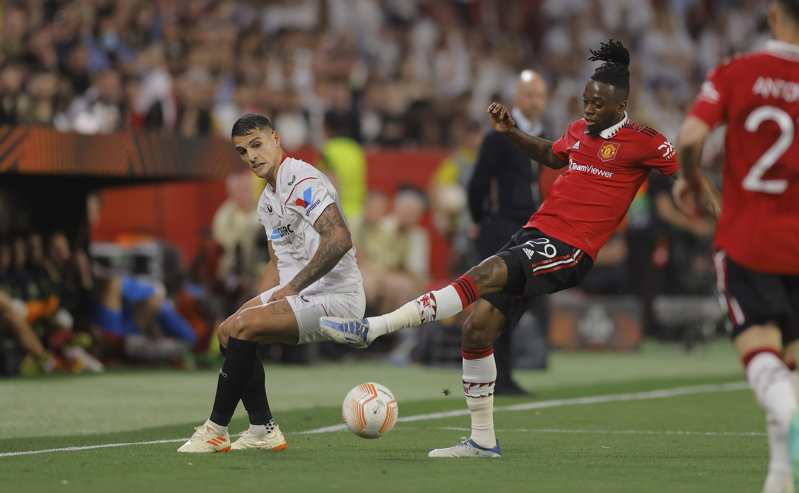 Lamela trata de obstaculizar un despeje de Wan-Bissaka.