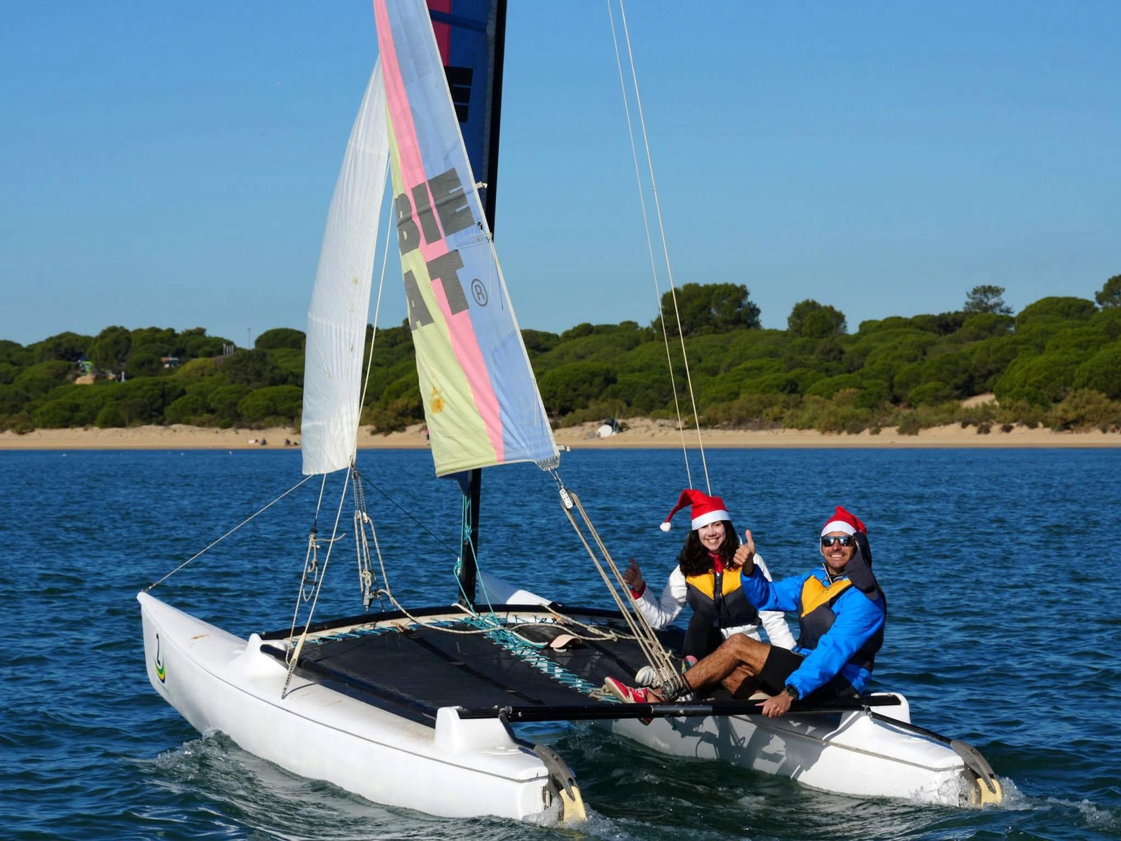 Los tripulantes de una de las embarcaciones, ataviados con gorros de Papá Noel