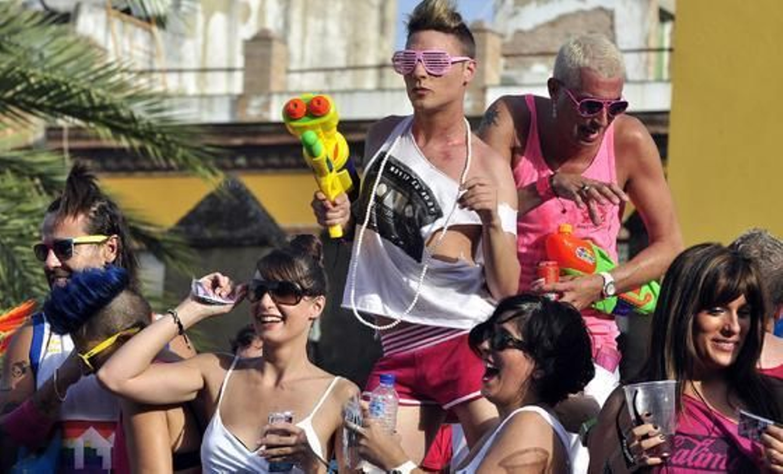 Casi la mitad de los gays españoles no ha 'salido del armario' en el trabajo