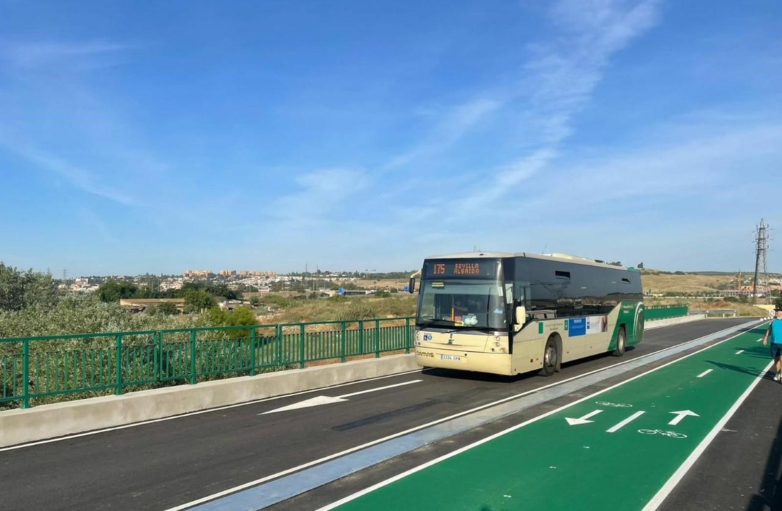 El carril Bus-Vao a su paso por el puente de la Señorita.