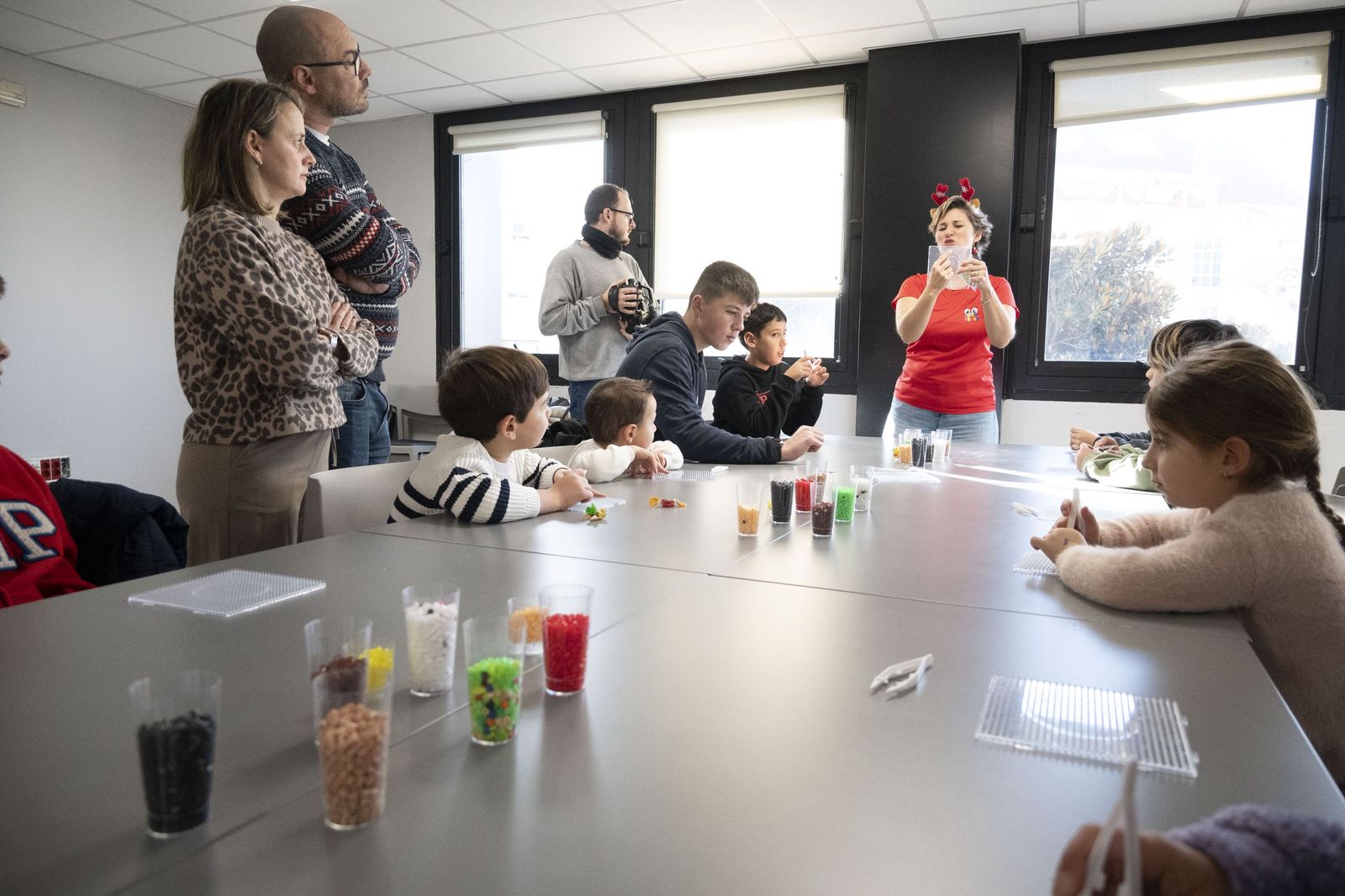 Las fotografías el taller que ofrece la Fundación Cajasol más espectáculo variado con Triky Trake
