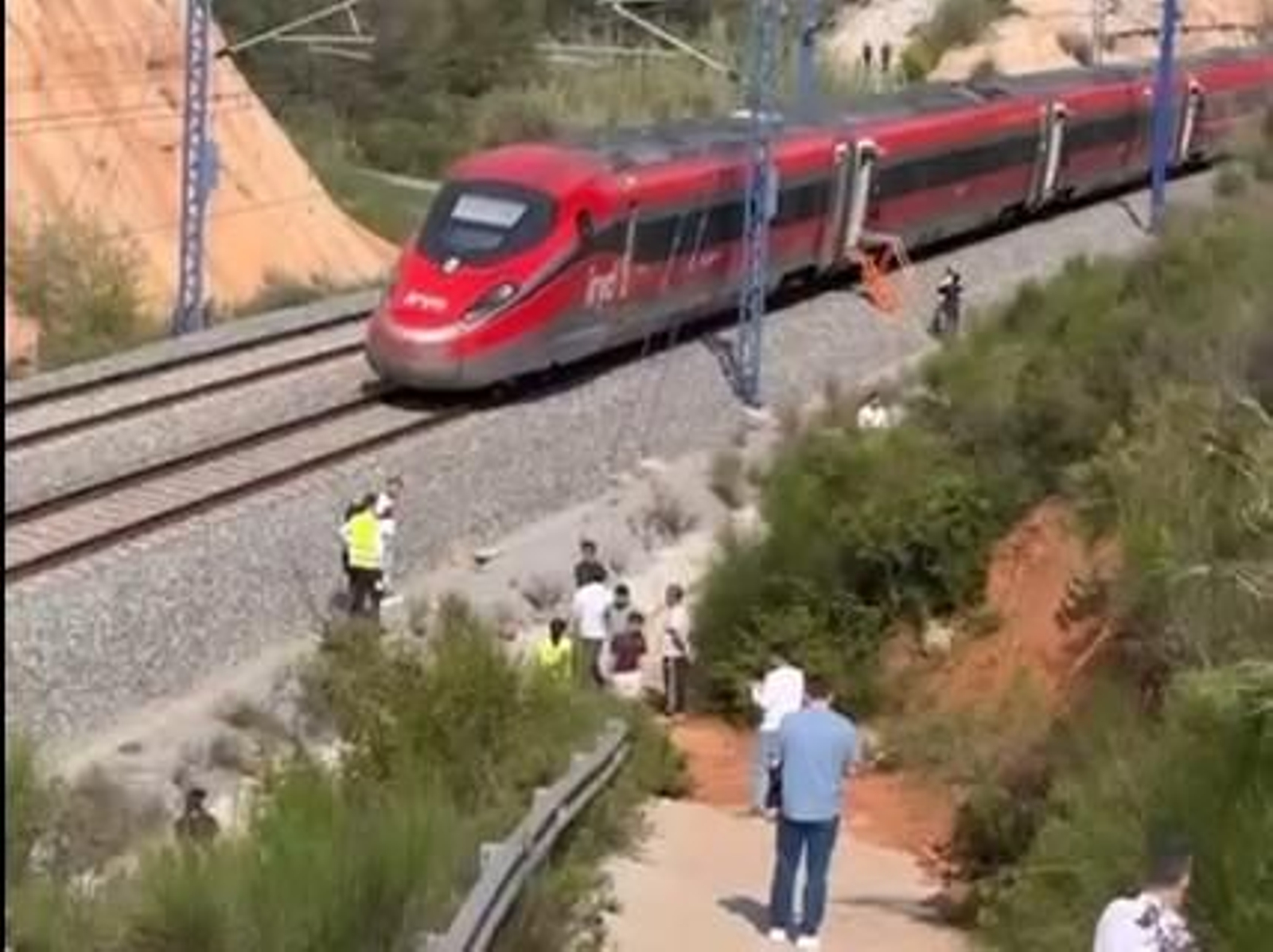 David DeMaría, 'atrapado' en un tren: "Estamos esperando que vengan a por nosotros pero el acceso no es fácil" David DeMaría, 'atrapado' en un tren: "Estamos esperando que vengan a por nosotros pero el acceso no es fácil"