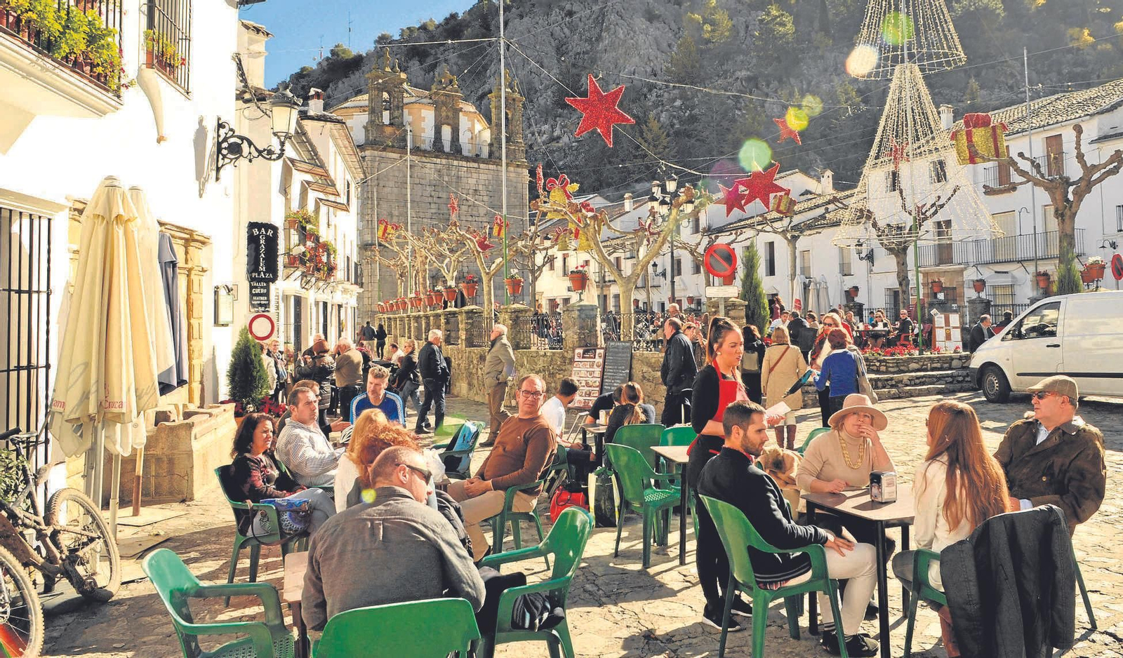 Turistas disfrutan del buen tiempo en una terraza de Grazalema durante este puente de la Inmaculada.