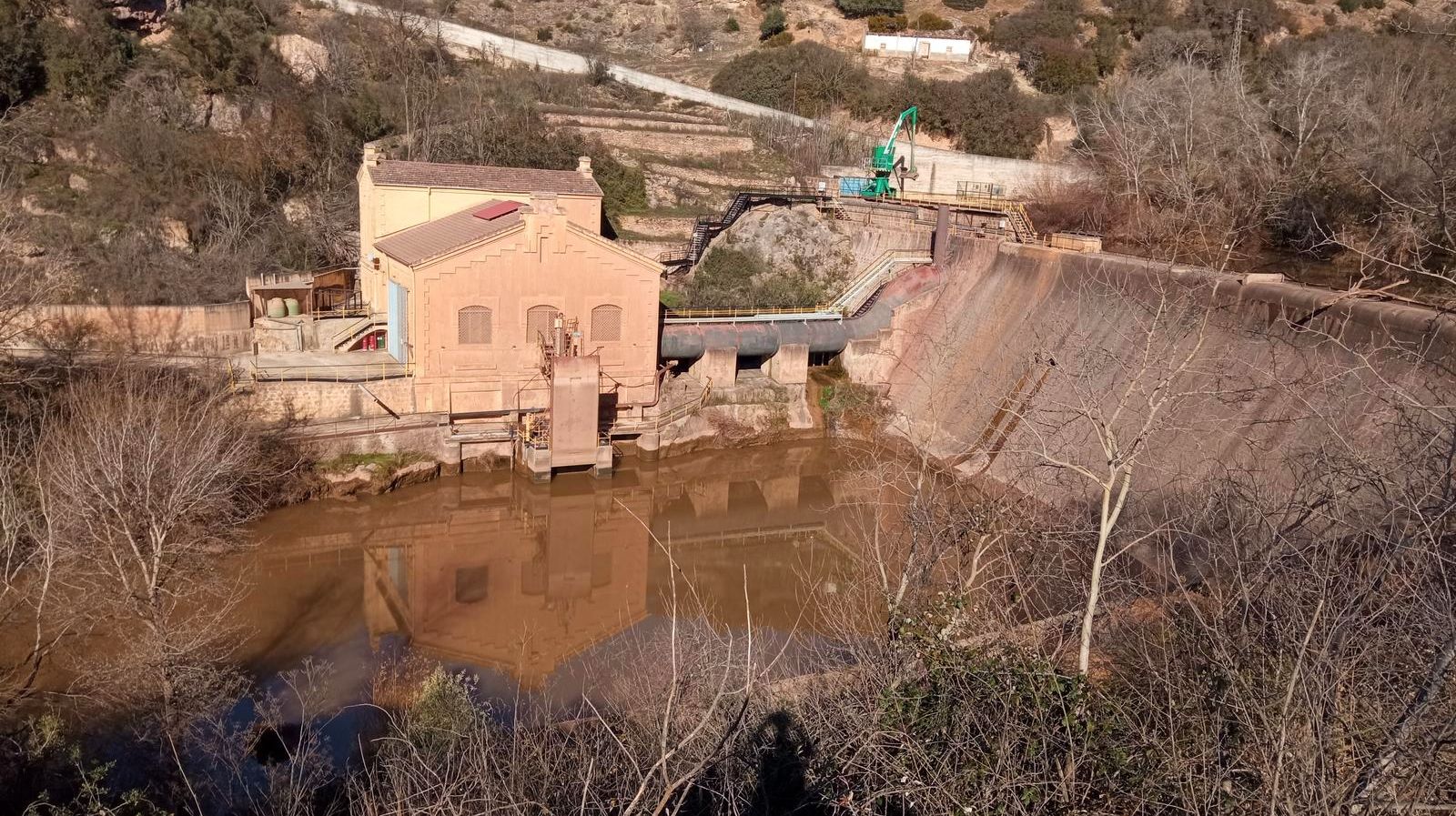 La presa de Olvera regula el caudal de aguas del río Guadalimar.