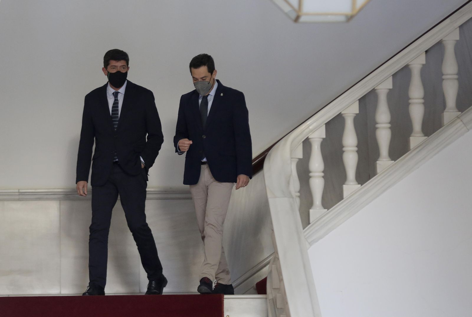 Juan Marín y Juanma Moreno, en el Parlamento.