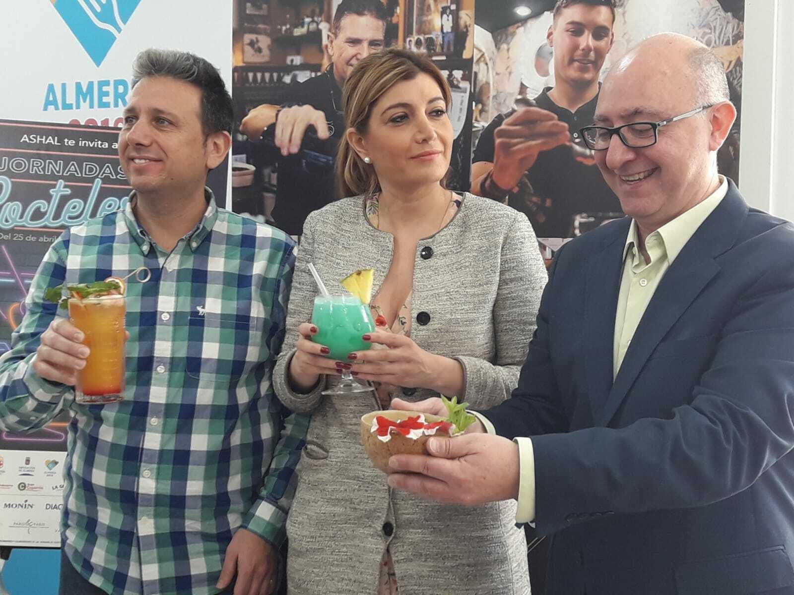 Diego García y Carolina Lafita, durante la presentación, degustando unos cócteles.