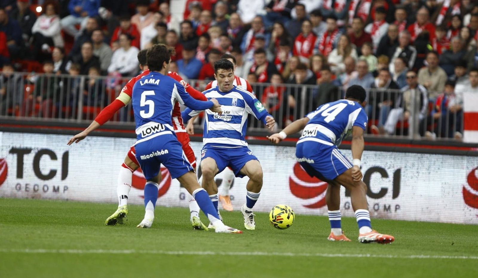 Varios jugadores del Granada en el partido ante el Almería