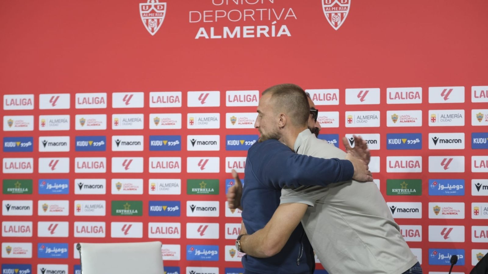El abrazo entre Mohamed El Assy y Rodrigo Ely tras la intervención del brasileño.