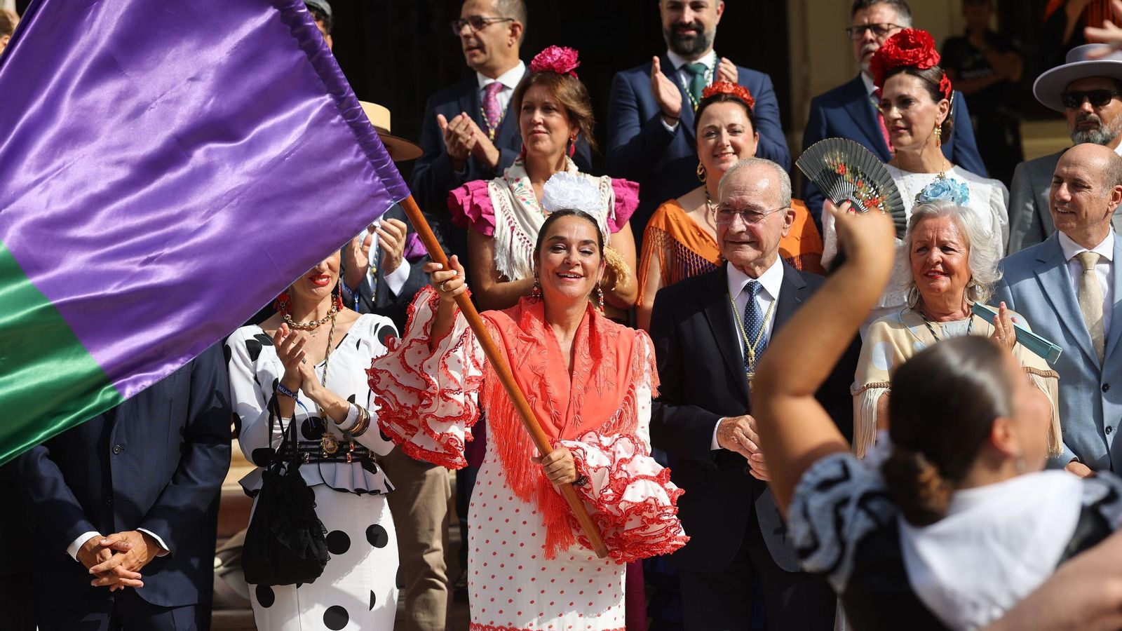 Toñi Moreno ondeando la bandera de Málaga a las puertas del Ayuntamiento.