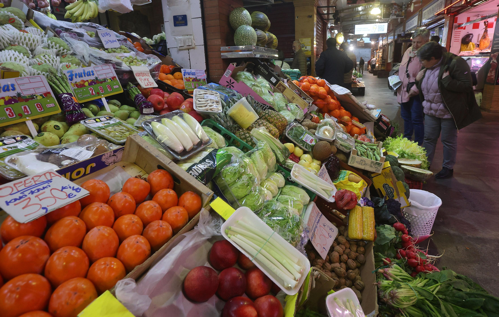 Un puesto de frutas y verduras en la Plaza de Abastos de Triana.