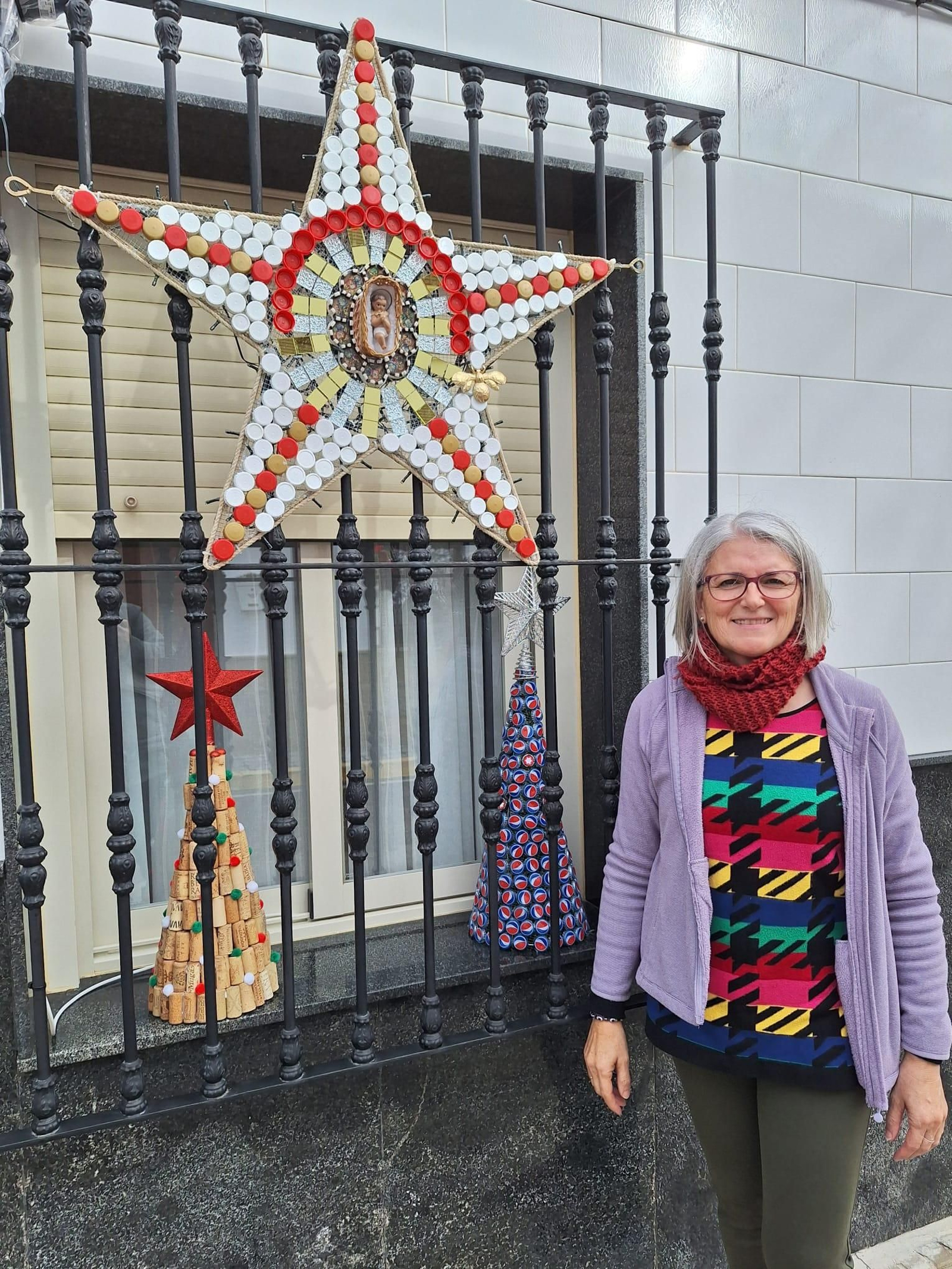Rosa Pérez, alcaldesa pedánea de Sotogordo, ante uno de los adornos.