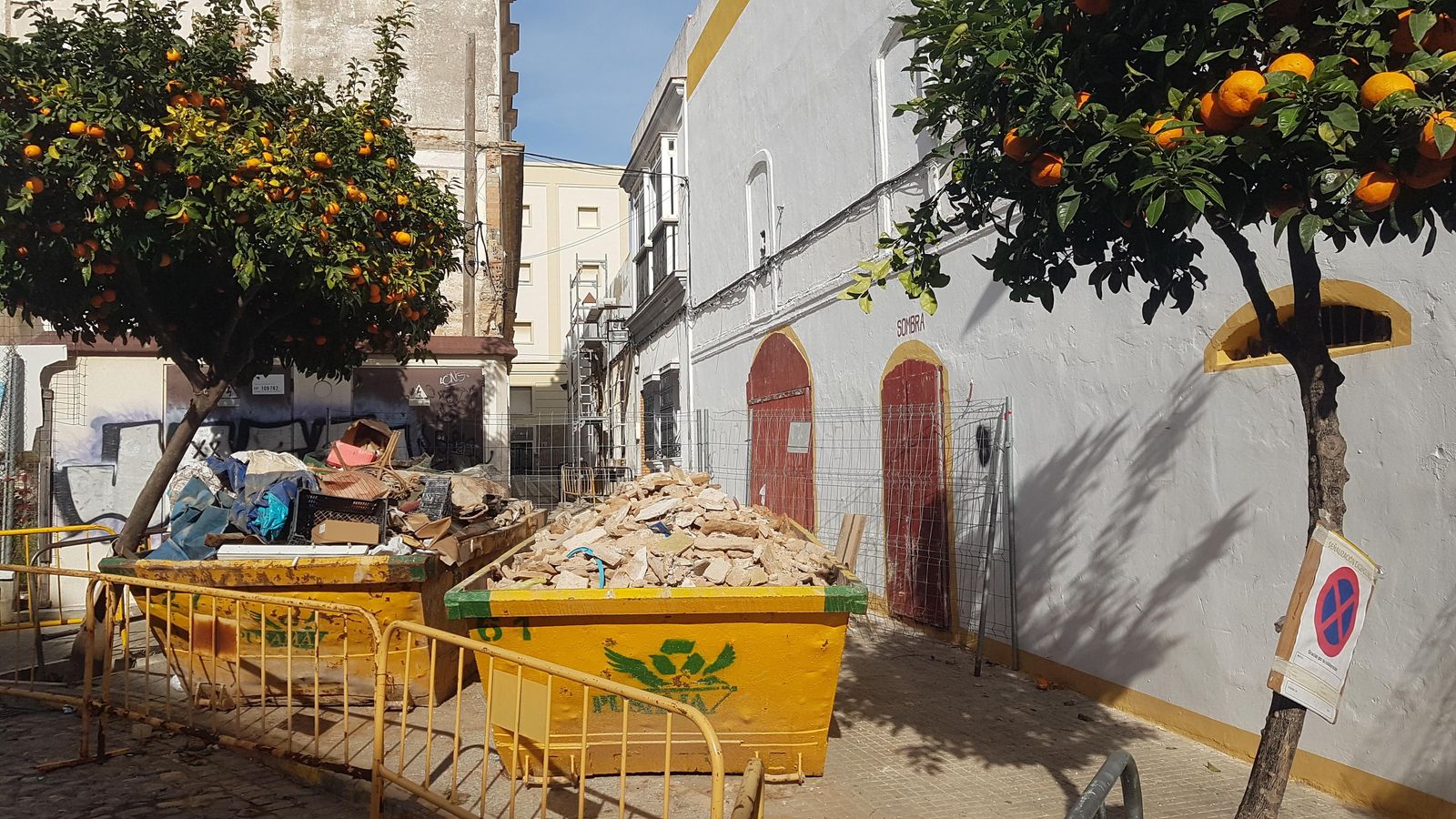Cubetas con residuos y escombros retirados de la vivienda de la calle Nicola, 1 Derecha.
