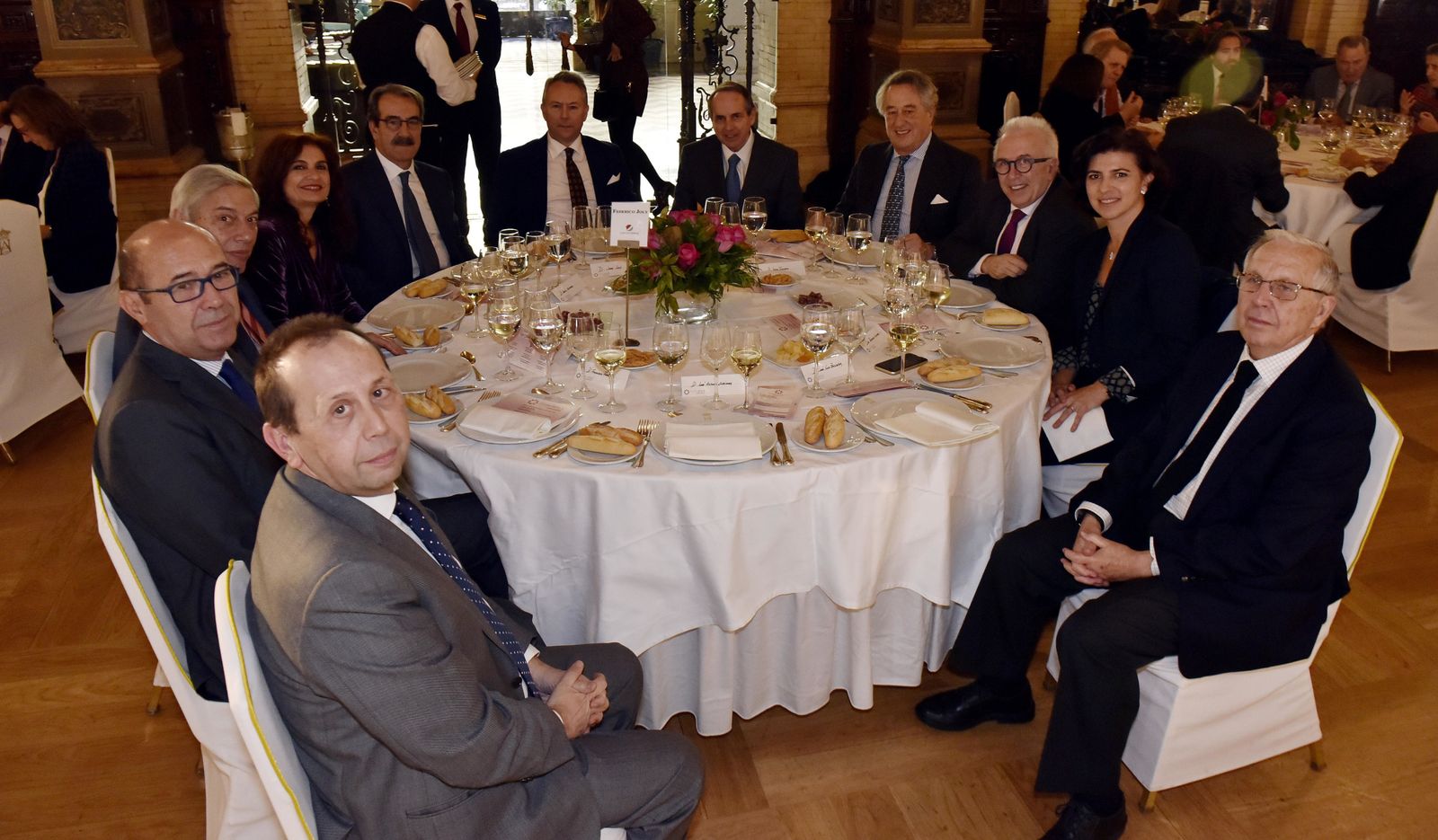 l José Antonio Carrizosa; Francisco Ferraro, miembro del consejo editorial del Grupo Joly; el ex consejero José Recio; María Jesús Montero, Emilio Ontiveros, José Joly, Juan José Toribio, Javier Targhetta, José Sánchez Maldonado, Macarena Gutiérrez, directora general de Atlantic Copper, y José Luis Ballester, miembro del consejo editorial del Grupo Joly.