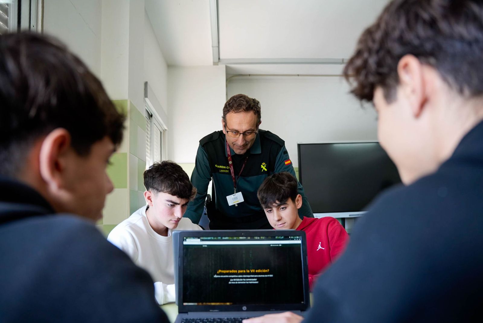 Las imágenes de la Ciberliga de la Guardia Civil en el IES Albaida