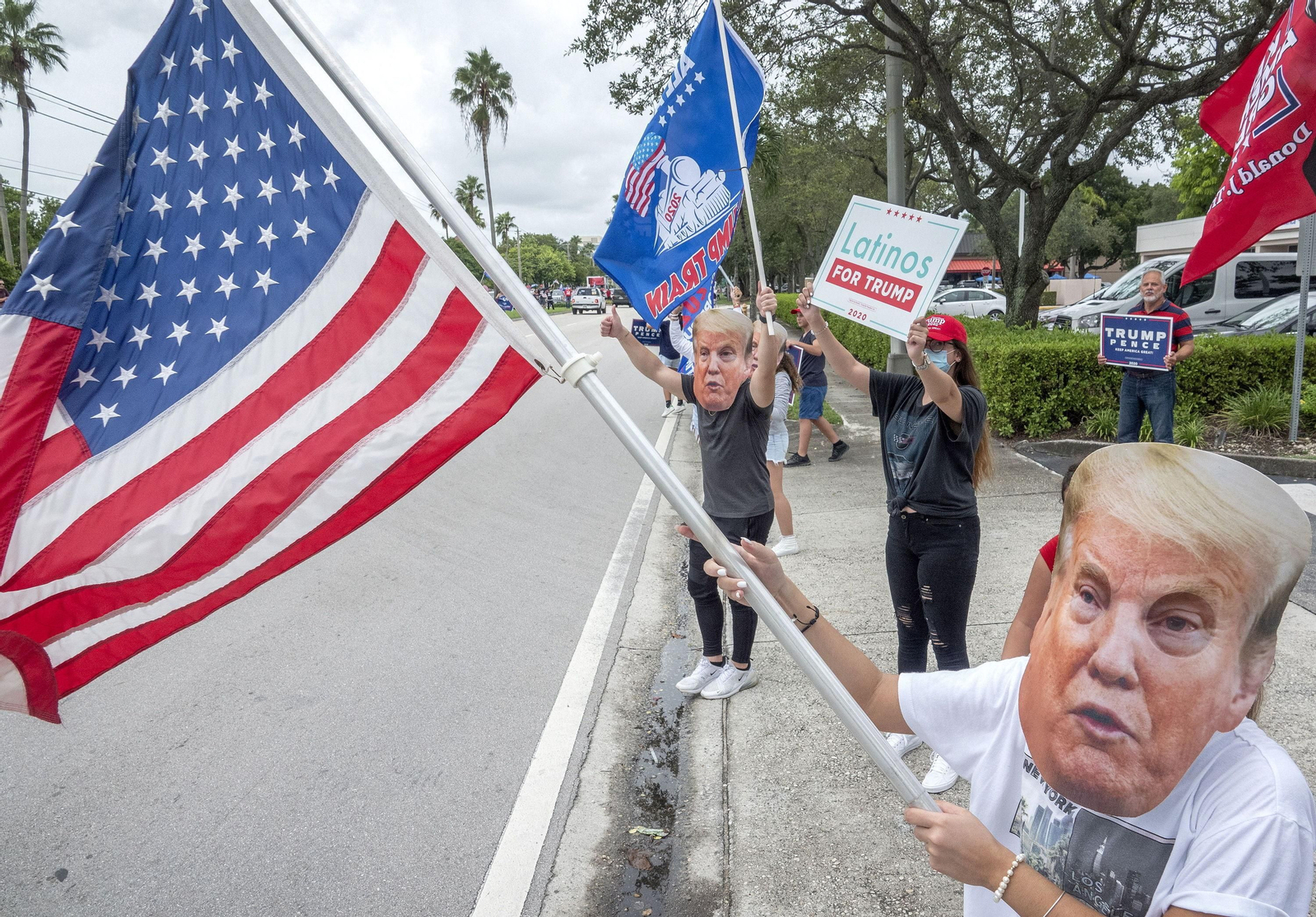 Seguidores de Trump durnte una caravana electoral este domingo en Miami.