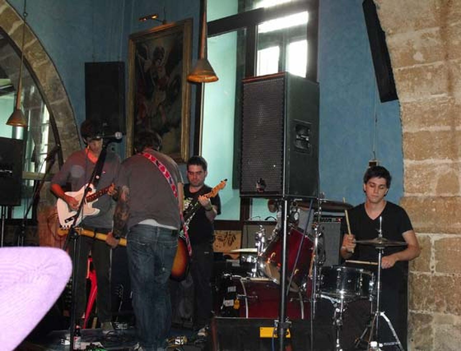 Diversos espacios de El Puerto acogen conciertos de grupos de música independiente durante las tardes del Monkey Week. 

Foto: E.G.A.