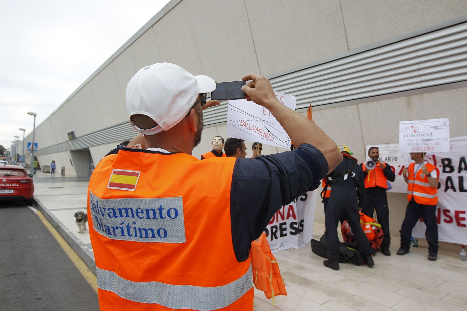 Fotogalería protesta equipo aéreo Salvamento Marítimo en Almería