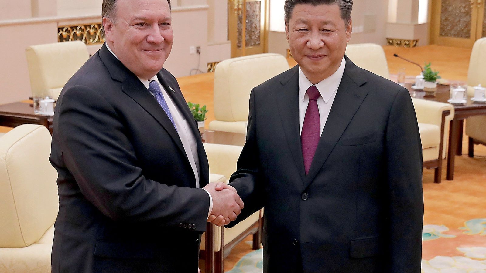 Xi Jinping, presidente de China, saluda al Secretario de Estado de EEUU, Mike Pompeo.