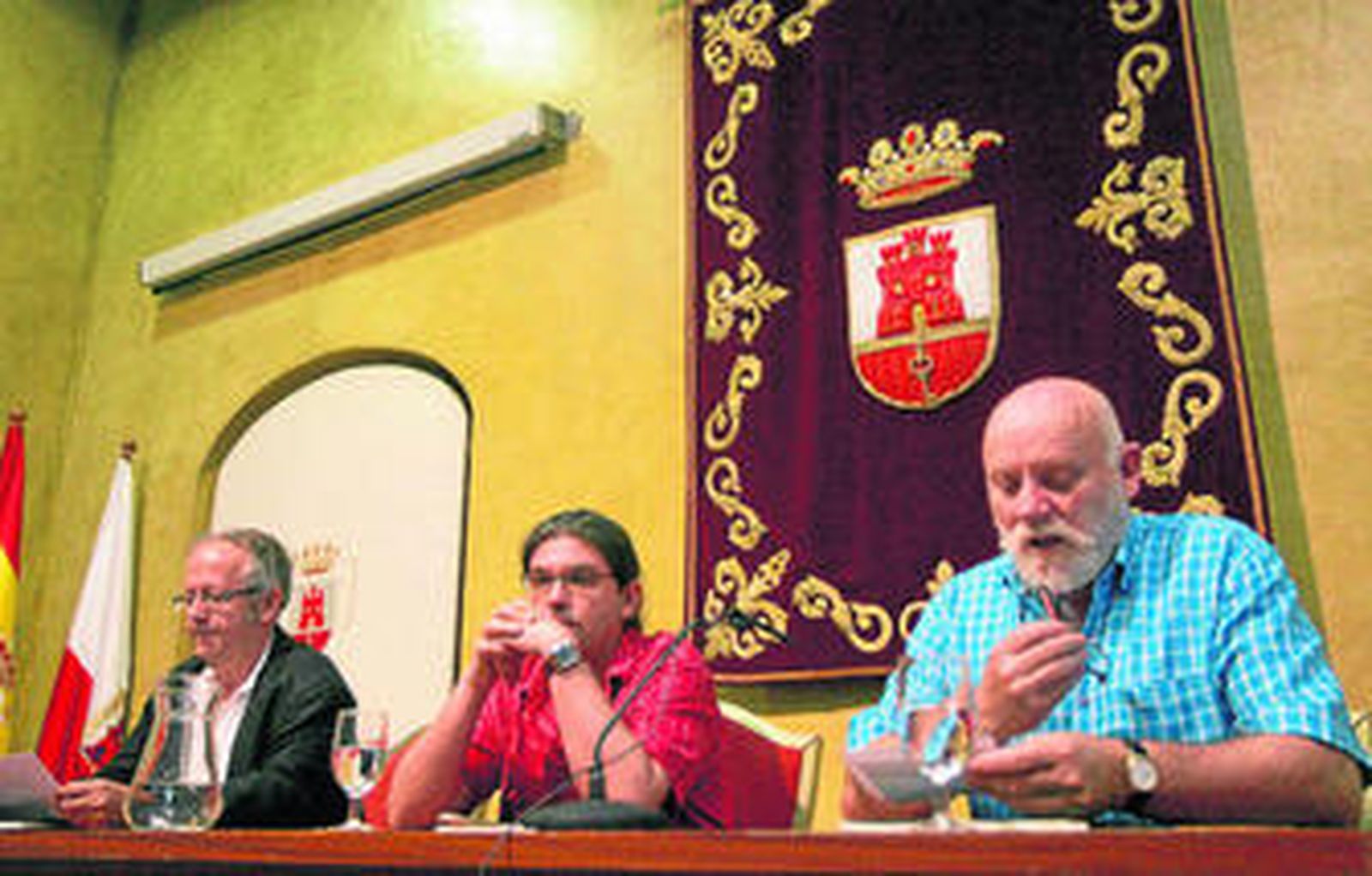 Sergio Berrocal, entre Juan José Téllez (izquierda) y Juan Gómez Macías, ayer en San Roque.