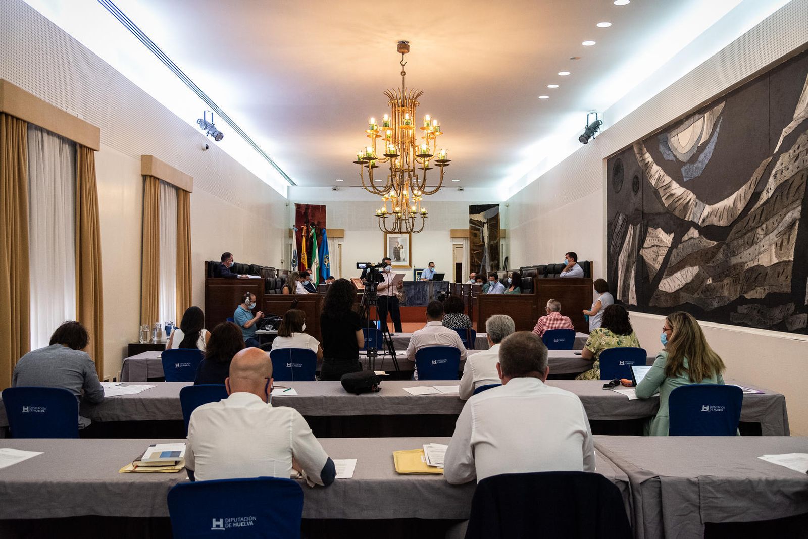 Distancia de seguridad y medidas excepcionales en el primer pleno presencial tras el estado de alarma en la Diputación.
