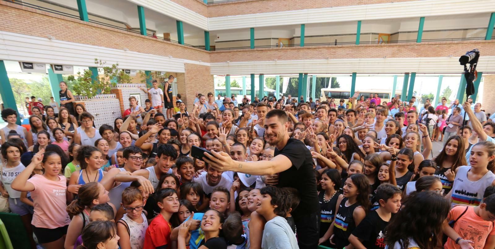 Las fotos de la visita de Juancho Hernangómez al Campus WOB CaixaBank