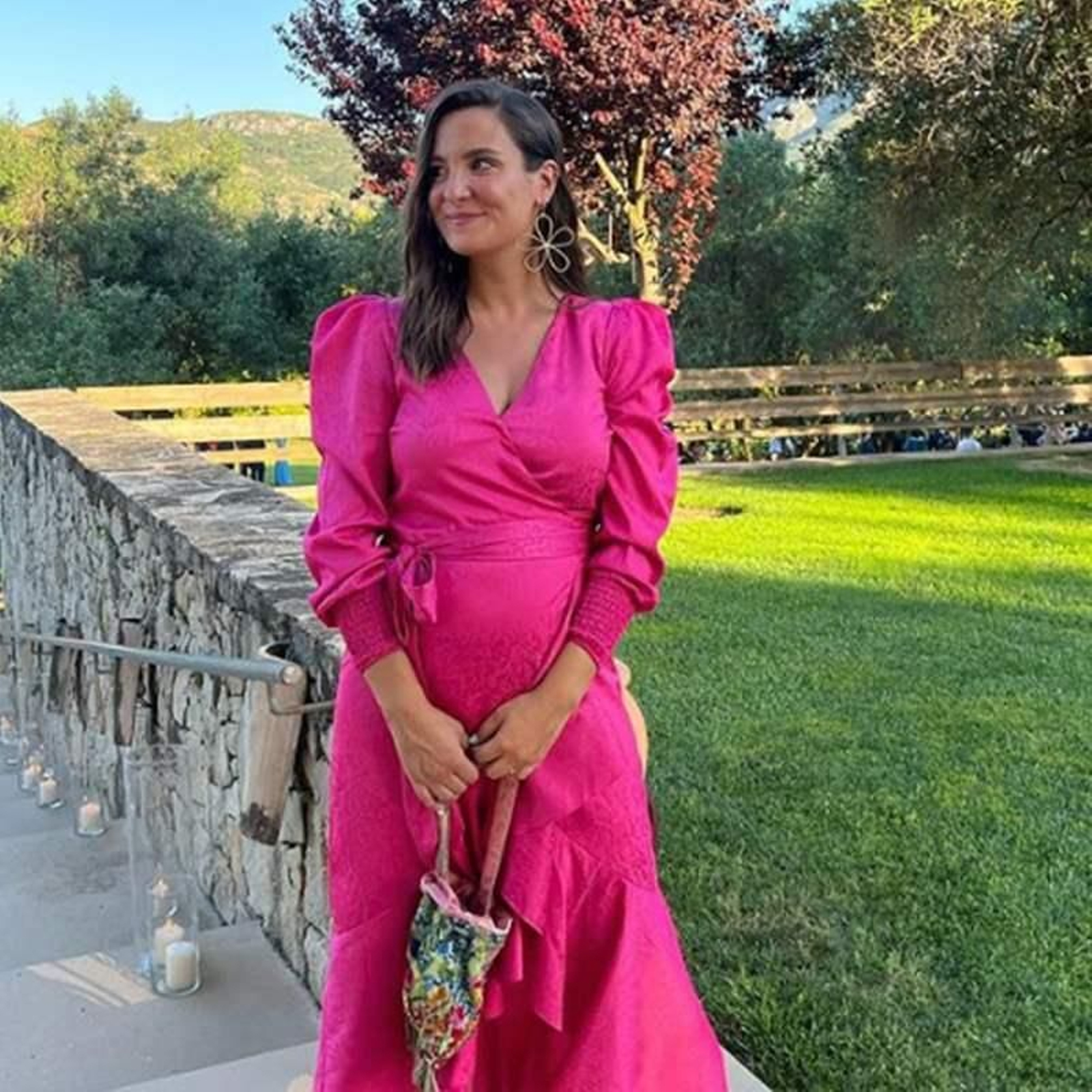 Marta Pombo embarazada con un perfecto look de invitada.