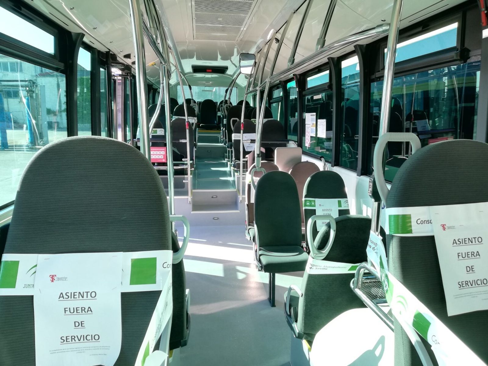 Un autobús de Tranvías de Sevilla, con la señalización que se ha colocado para garantizar la distancia de seguridad entre viajeros.