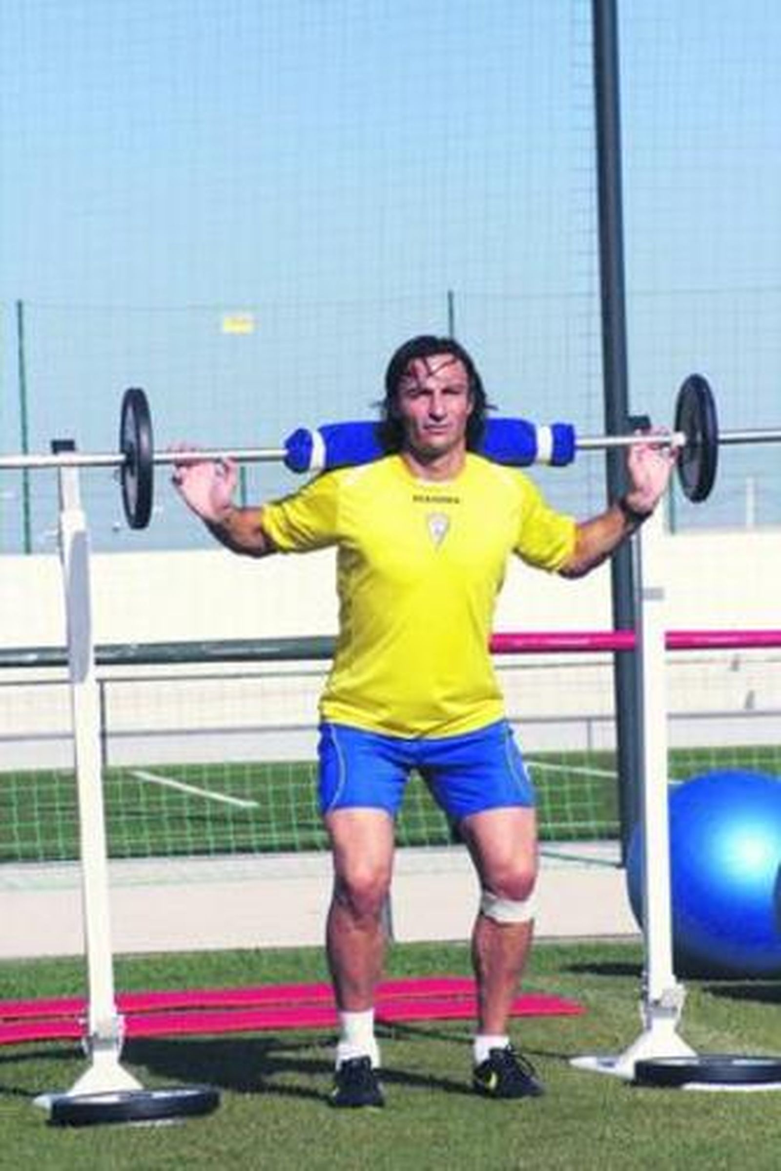 Mariano Toedtli, haciendo pesas durante la concentración en Benalup.