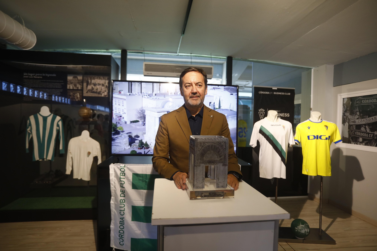 Antonio Fernández Monterrubio posa con el trofeo en la presentación del pasado agosto.