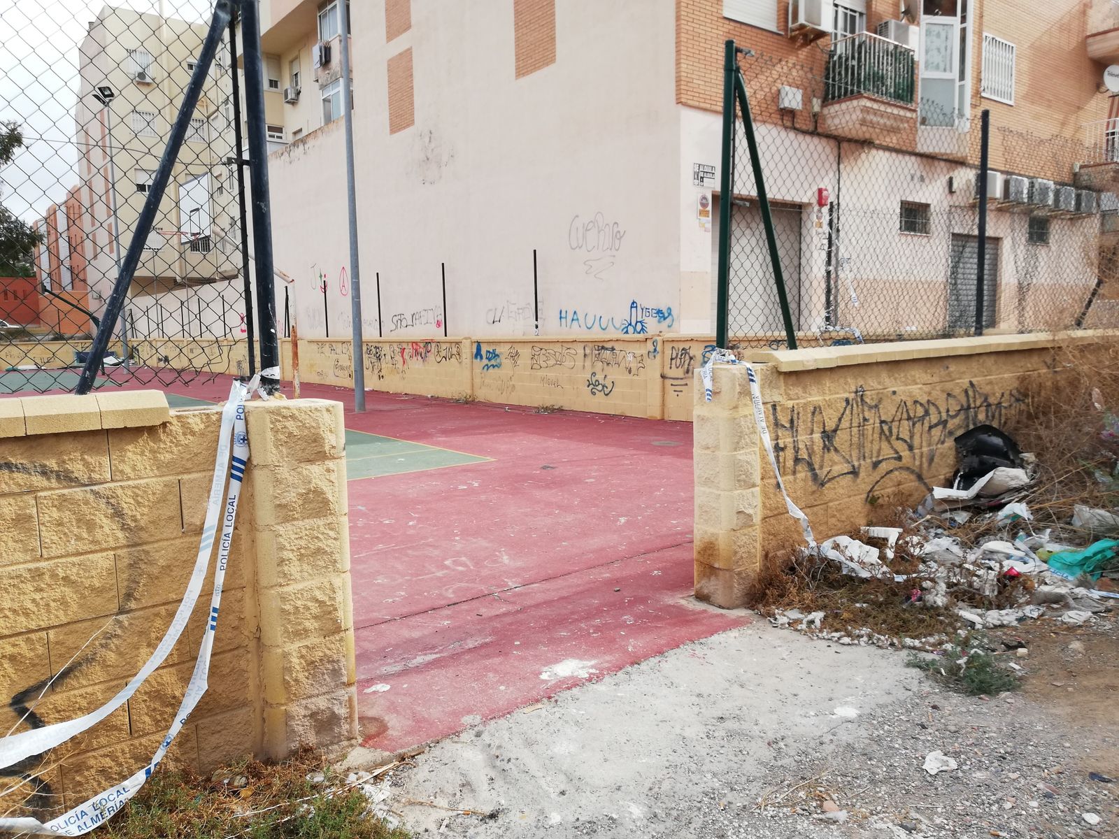 Basura acumulada alrededor del Hospital Torrecárdenas