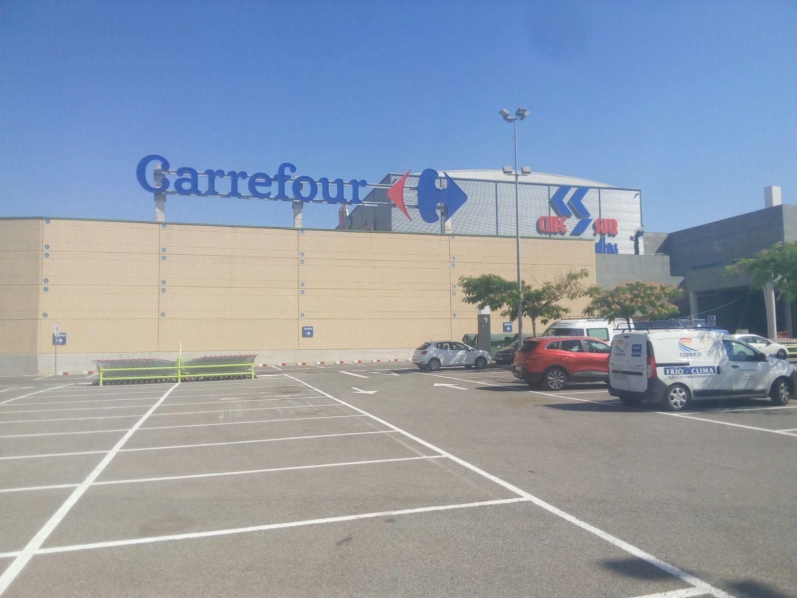 Los letreros de Carrefour ya lucen en la fachada de La Verónica