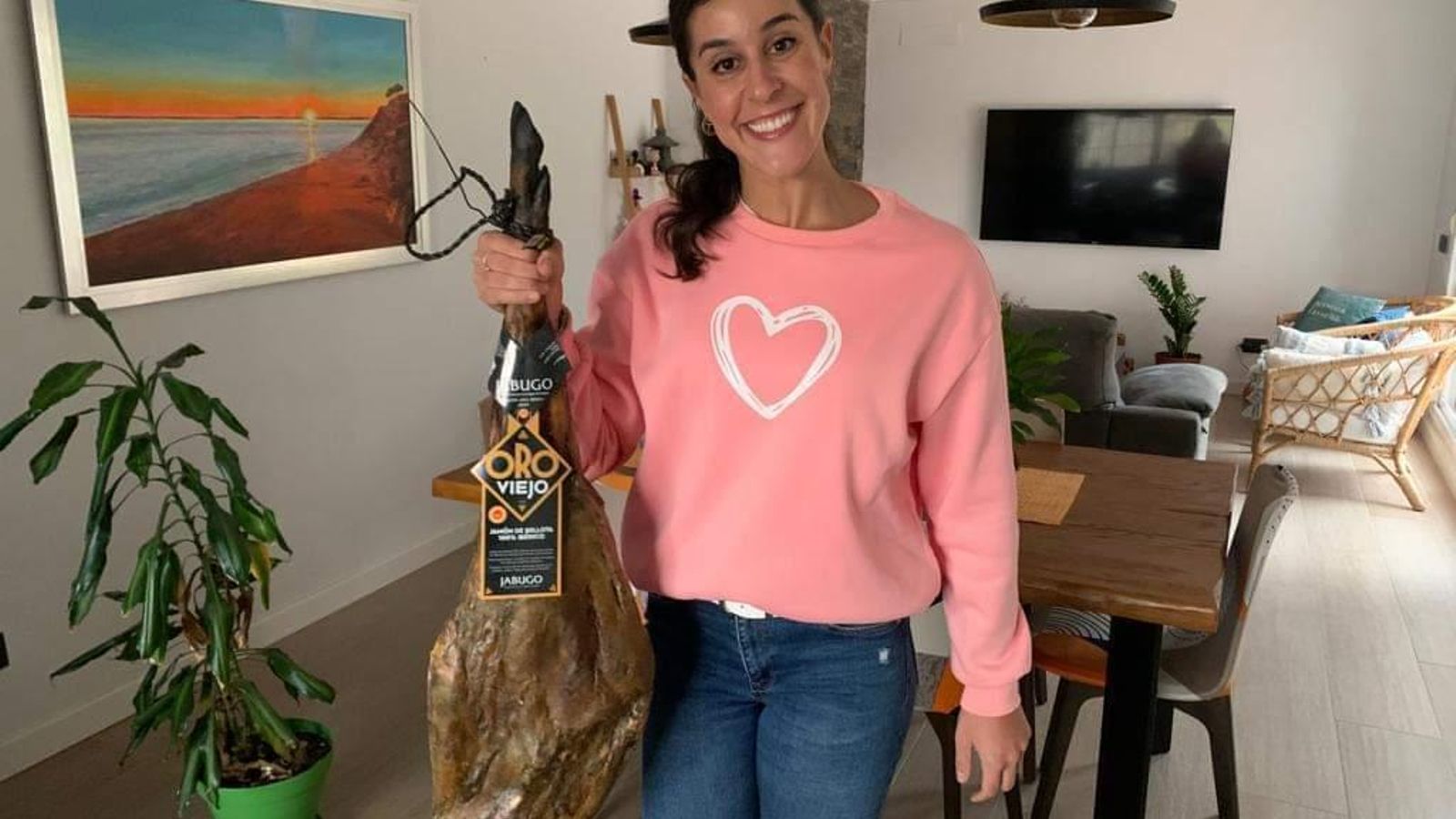 Carolina Marín con uno de los jamones de 'Oro Viejo' Carolina Marín con uno de los jamones de 'Oro Viejo'