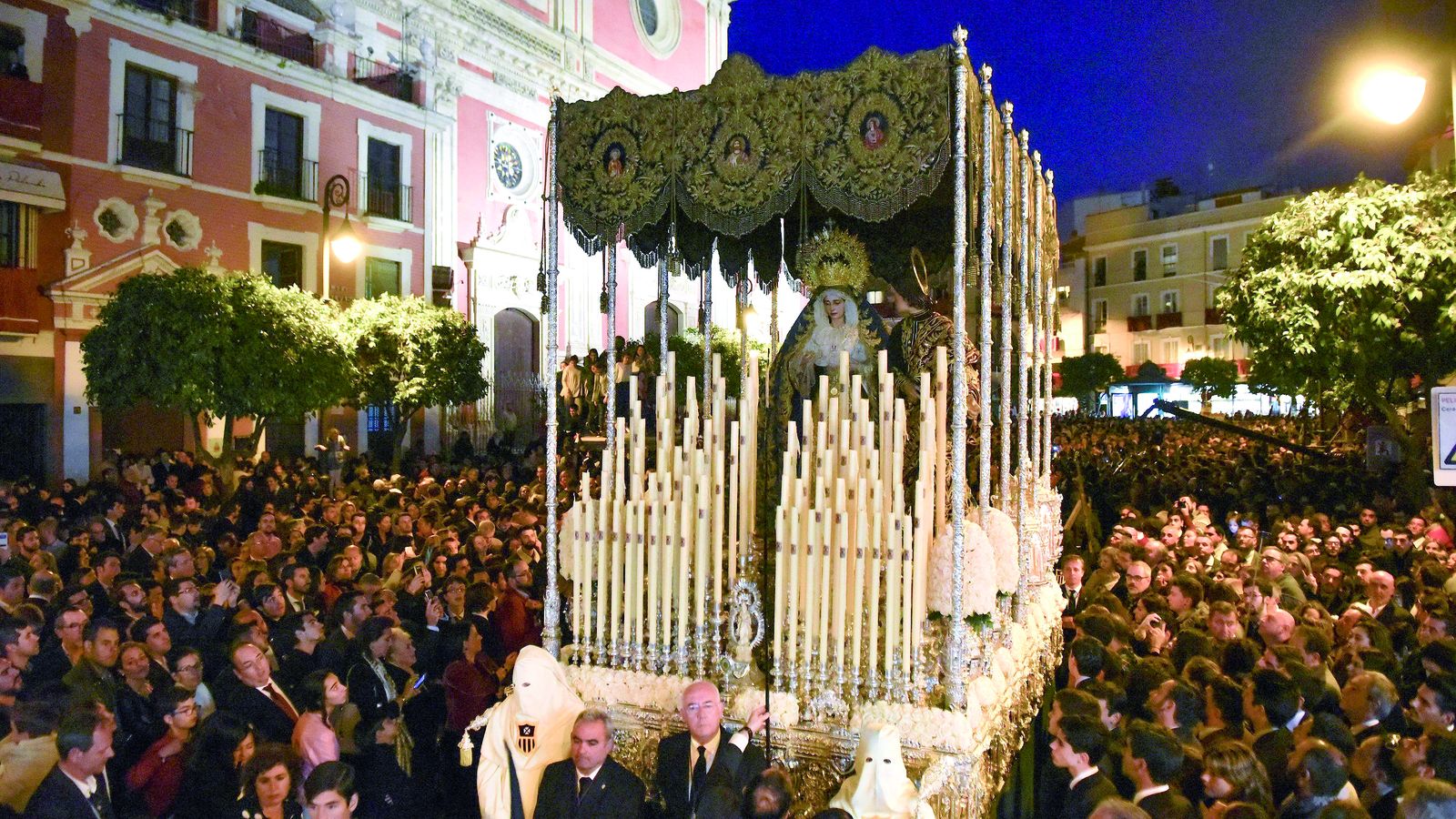 El palio de la Hermandad de Pasión a su paso por el Salvador