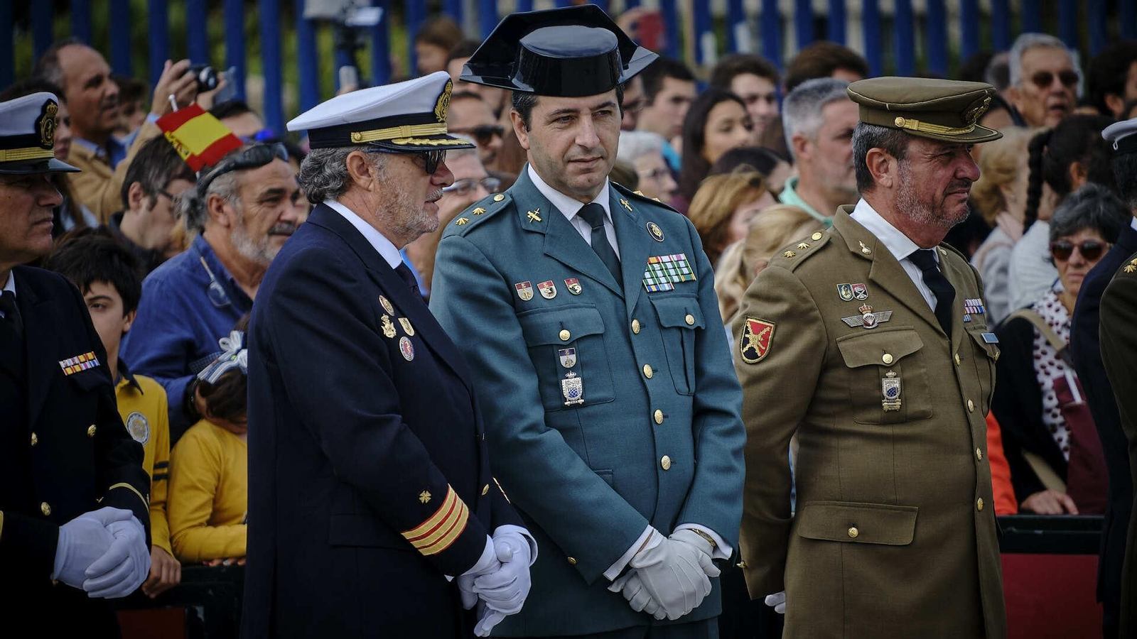 El buque escuela 'Juan Sebastián de Elcano' inicia su crucero de instrucción desde el muelle de Cádiz.