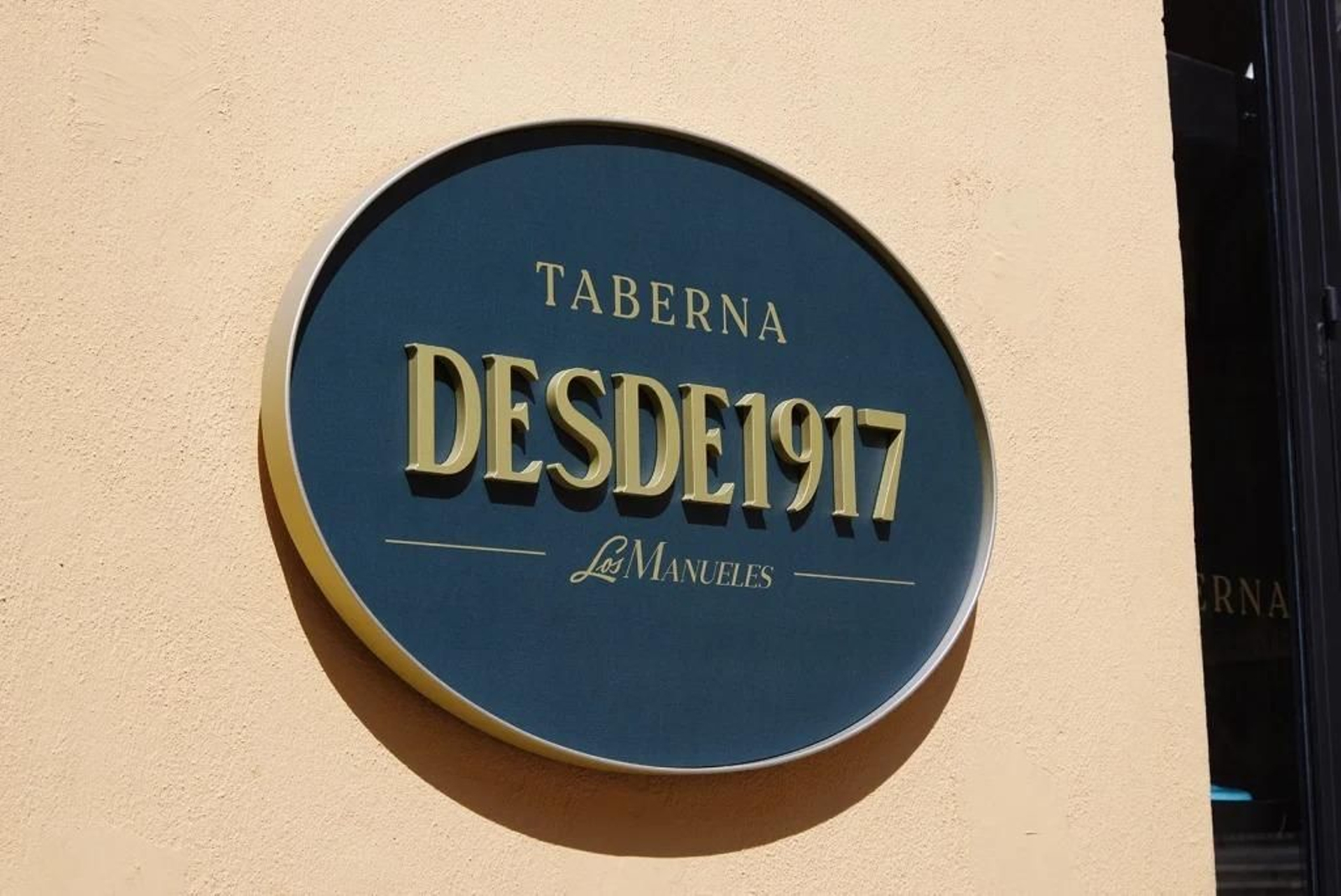 La taberna se encuentra enfrente de la Catedral granadina.