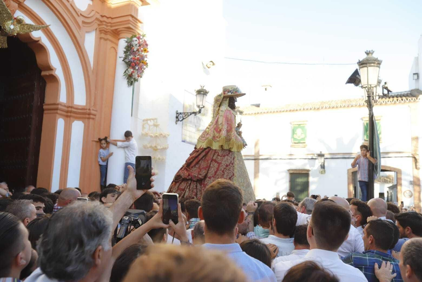 Traslado: las primeras imágenes de la Virgen del Rocío por las calles de Almonte